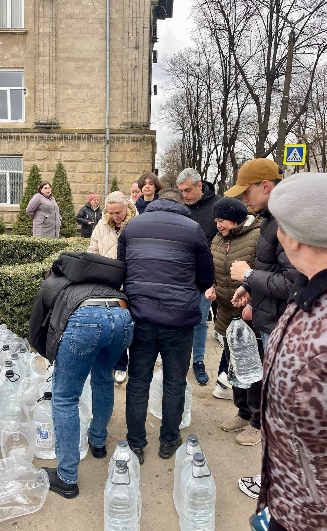 Renato Usatîi, după ce oferit 30 de tone de apă îmbuteliată pentru orașul Bălți: „Să avem grijă de apă. Ea ne dă viață!” (1)