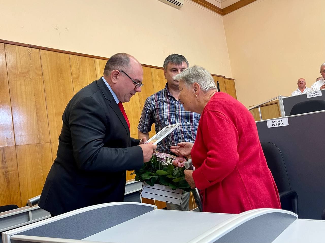 (FOTO) Primarul municipiului Bălți, Alexandr Petkov, a felicitat cuplurile care au sărbătorit 50 și 60 de ani de căsnicie (10)