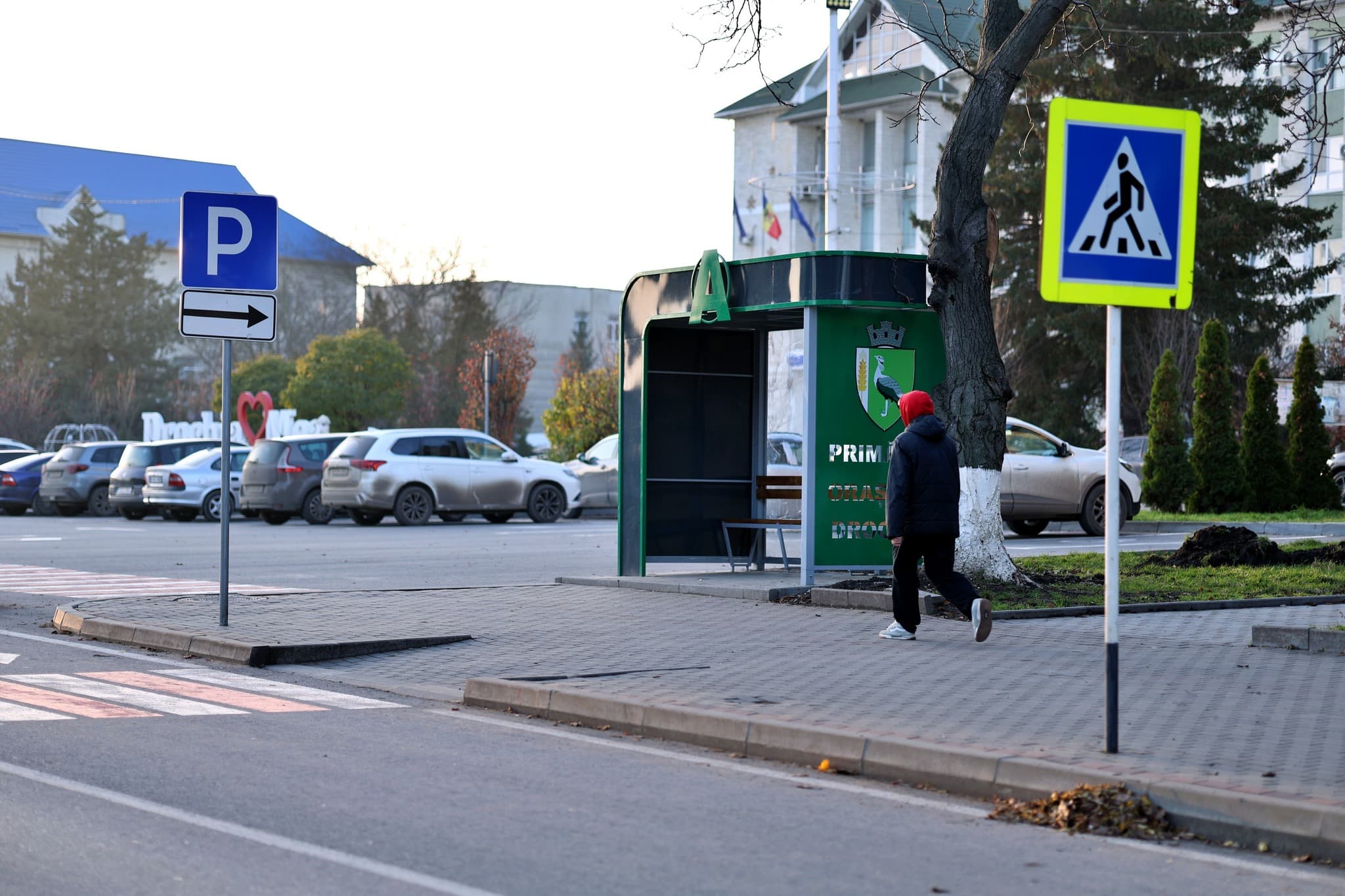 (FOTO) Primăria Drochia continuă modernizarea spațiilor publice: în oraș au fost instalate noi stații și mobilier urban (11)