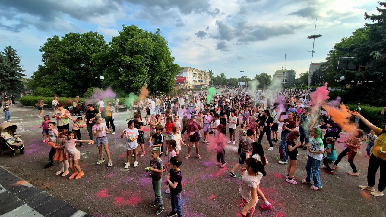 Renato Usatîi, mesaj de 1 iunie: „Să creșteți sănătoși și iubiți, lumea e mai frumoasă cu voi!”. Sărbătoarea a fost plină de culoare în orașele conduse de primarii Partidului Nostru (19)