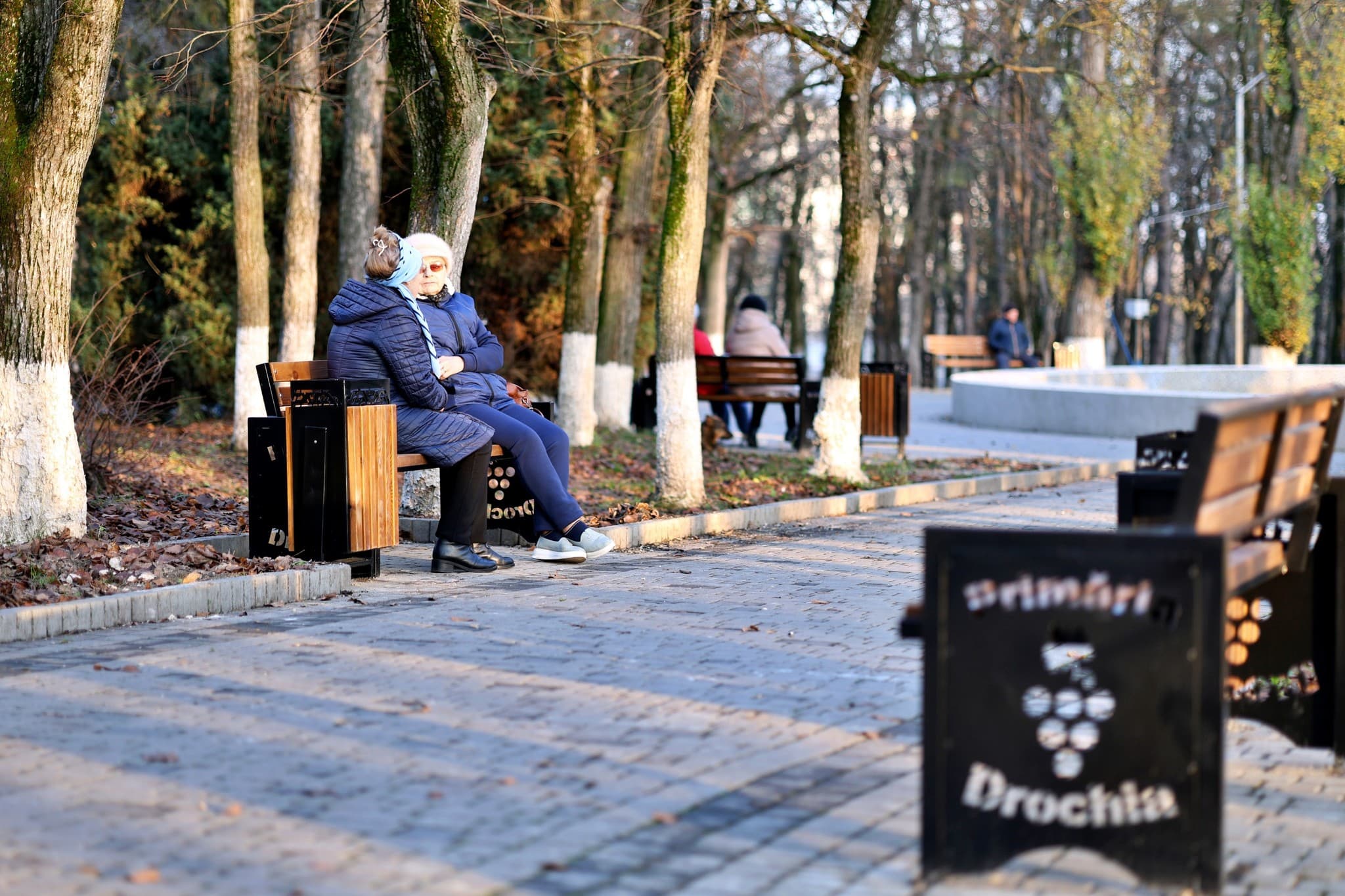 (FOTO) Primăria Drochia continuă modernizarea spațiilor publice: în oraș au fost instalate noi stații și mobilier urban (8)