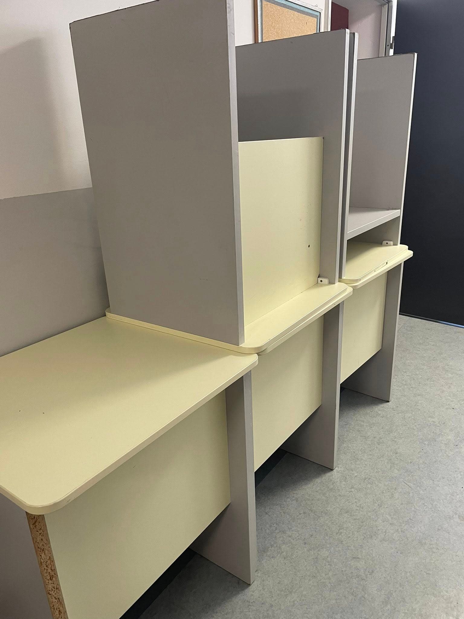 Pe lângă autobuze, Reșița trimite și mobilier școlar la Bălți (10)