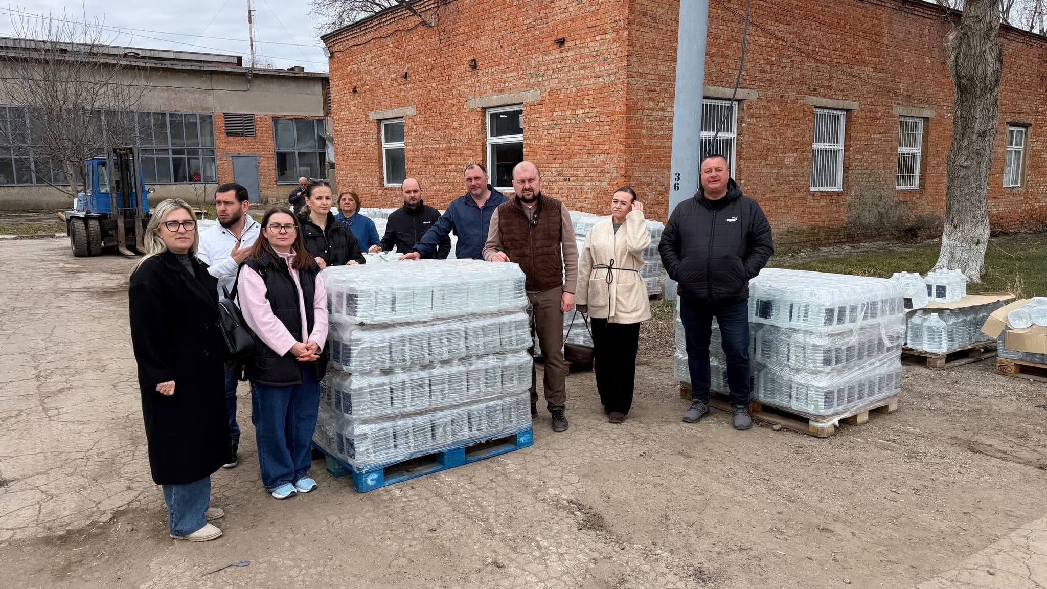 (FOTO) Start distribuirii apei oferite de Renato Usatîi municipiului Bălți! Alexandr Petkov: „Mulțumesc pentru această acțiune de binefacere!” (2)