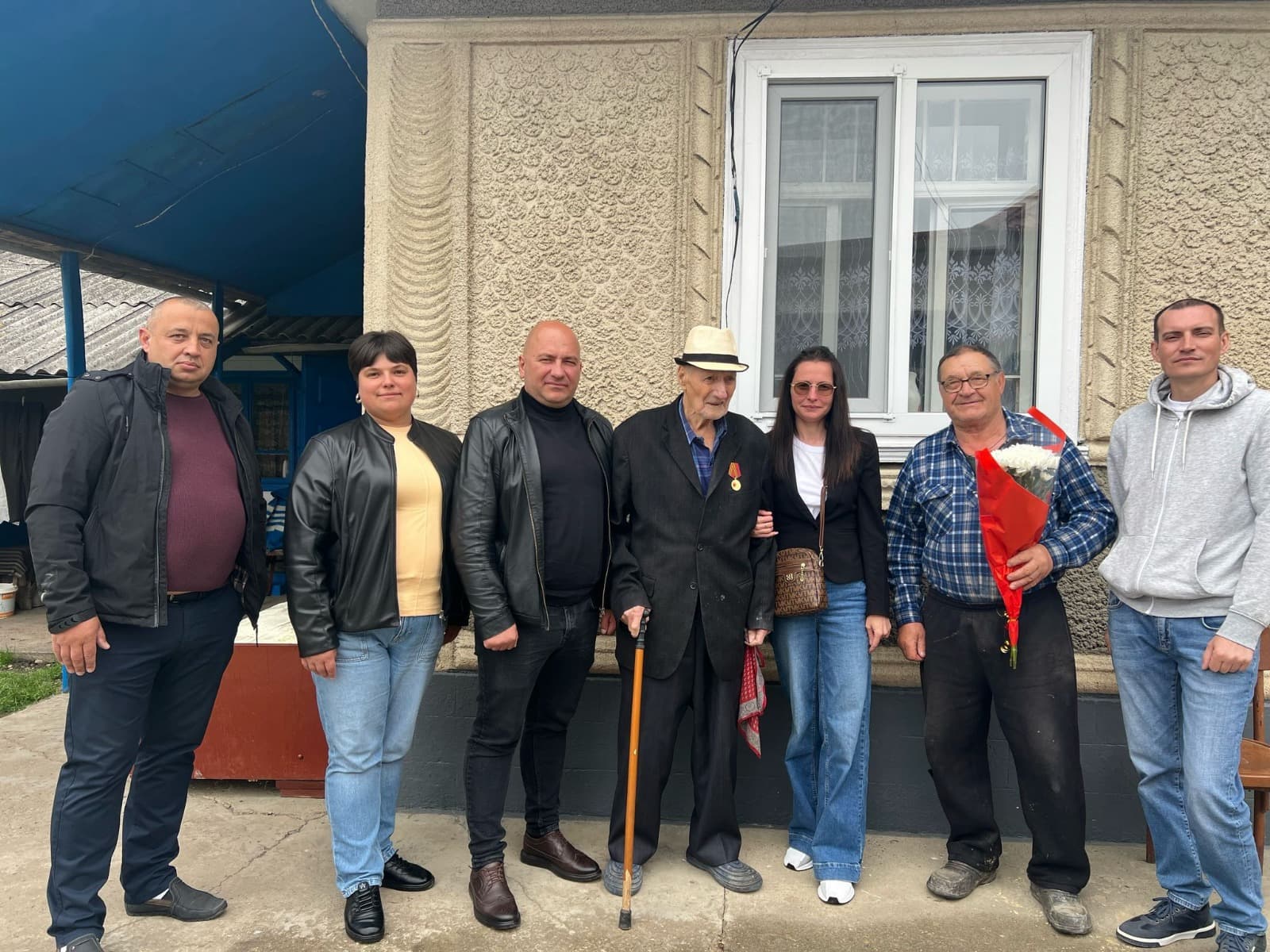 Misiune sacră: Veterani din toată țara au fot vizitați și felicitați de echipele Partidului Nostru. Renato Usatîi a fost la Petru Bejenari din raionul Fălești: Eroul care împlinește 100 de ani! (13)