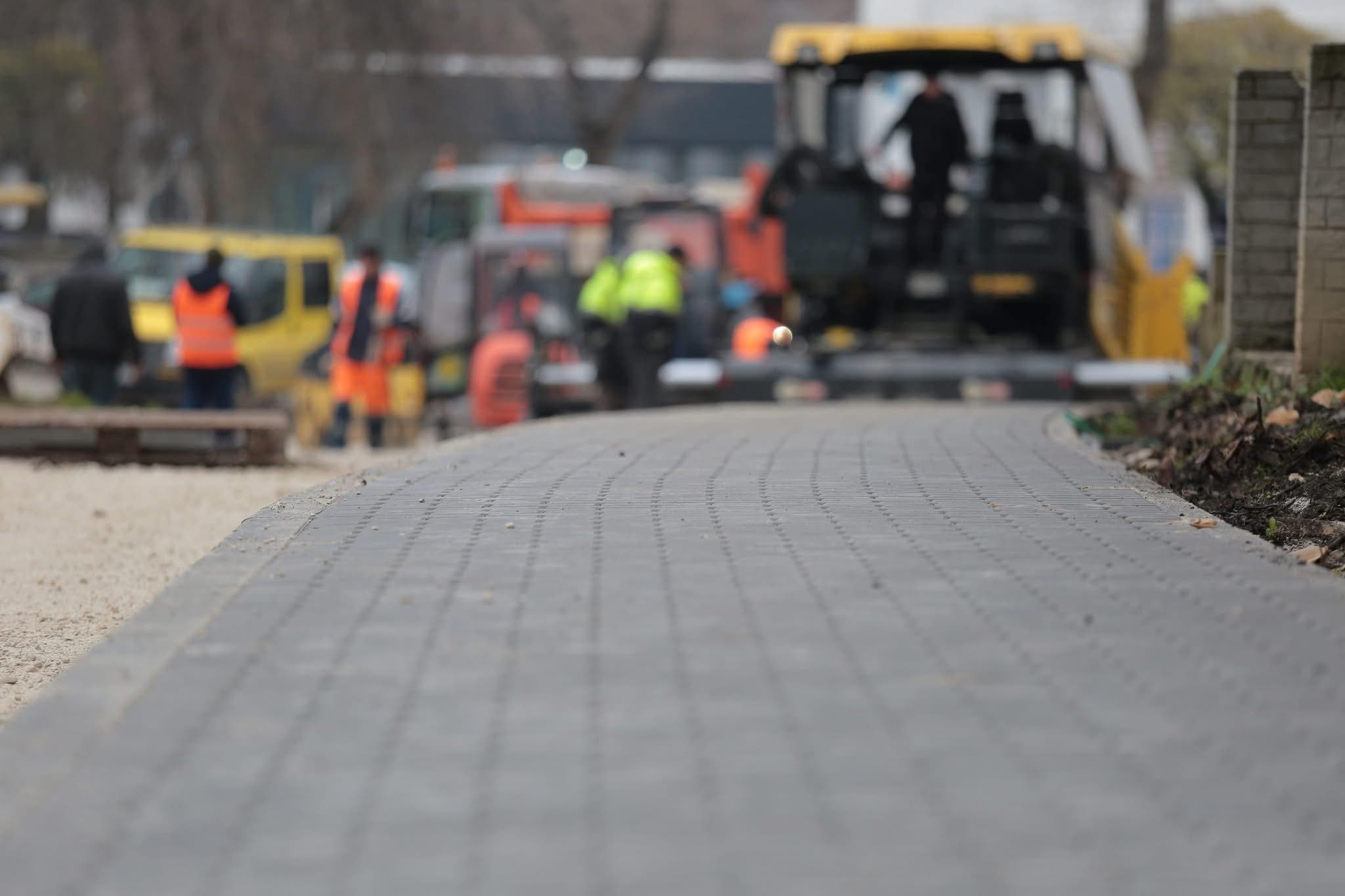 (FOTO) Reabilitare majoră a infrastructurii rutiere în municipiul Bălți. Până la Anul Nou va fi complet restaurată una dintre străzile centrale și un pod (20)