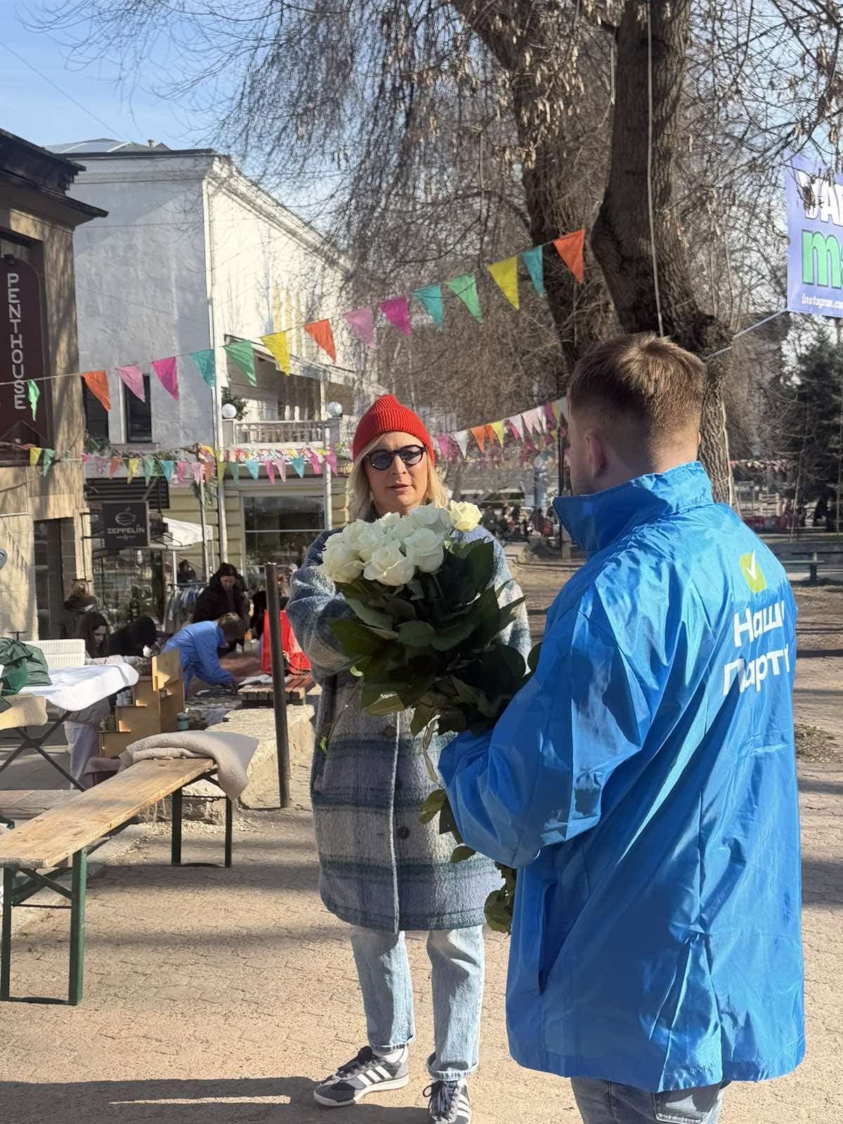 Bărbații Partidului Nostru au felicitat femeile de 8 Martie în toată țara. Renato Usatîi: „Voi sunteți lumina și echilibrul vieților noastre, vă mulțumim!” (12)