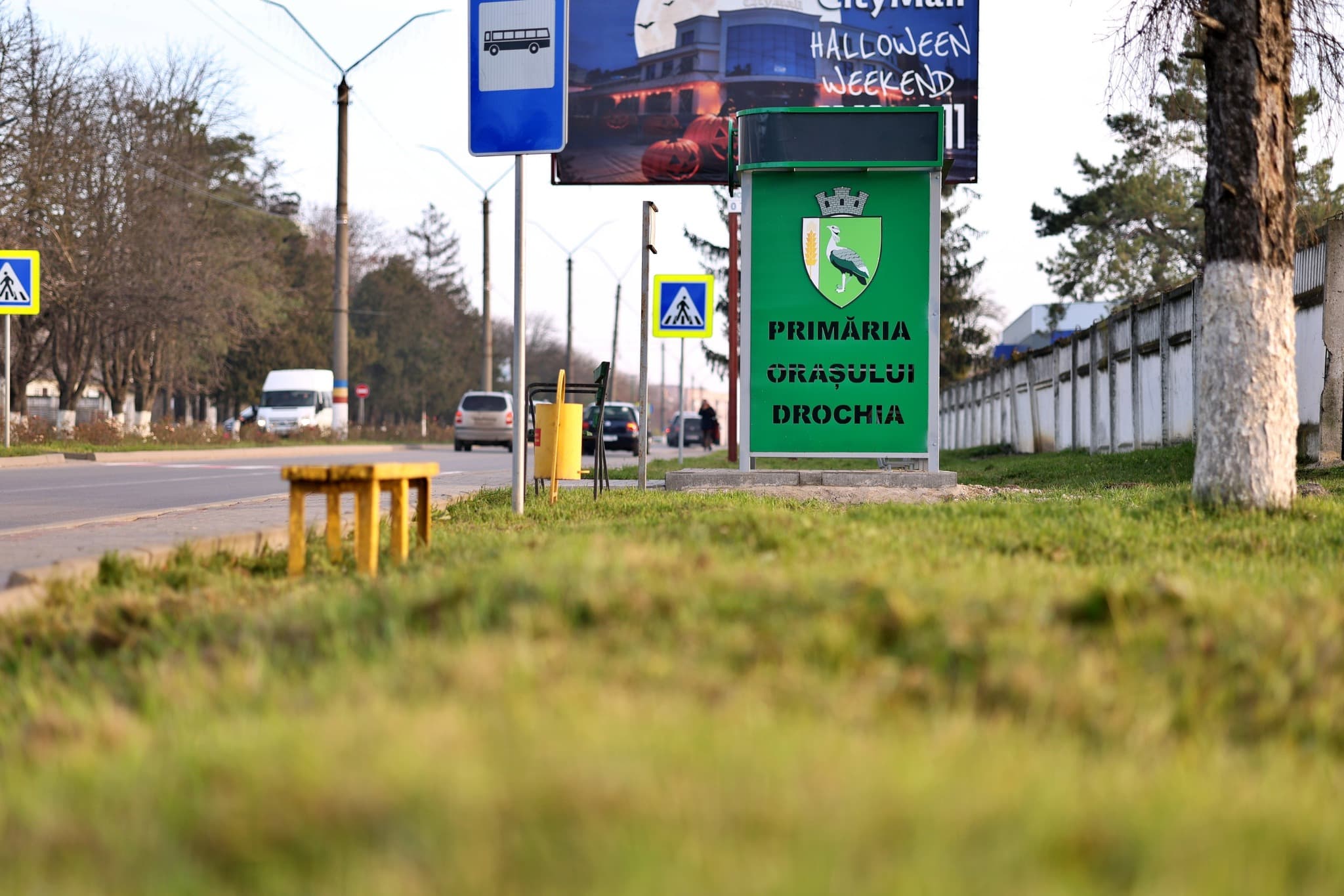 (FOTO) Primăria Drochia continuă modernizarea spațiilor publice: în oraș au fost instalate noi stații și mobilier urban (12)