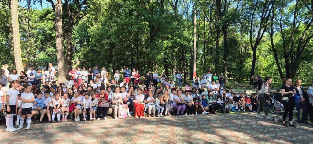 Înghețată, călătorii cu eco-transportul, joc cu personaje din povești, facepainting, așa au sărbătorit 1 iunie orașele și satele conduse de primarii Partidului Nostru (13)