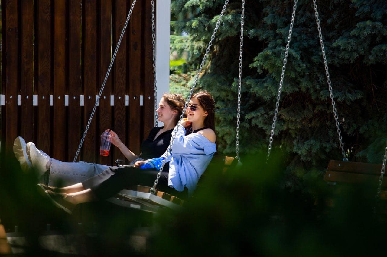 Pe Aleea Clasicilor recent renovată din Bălți a apărut o „bibliotecă de vară”. Primele cărți au fost aduse de consilierii Partidului Nostru: Citește, returnează, schimbă! (5)