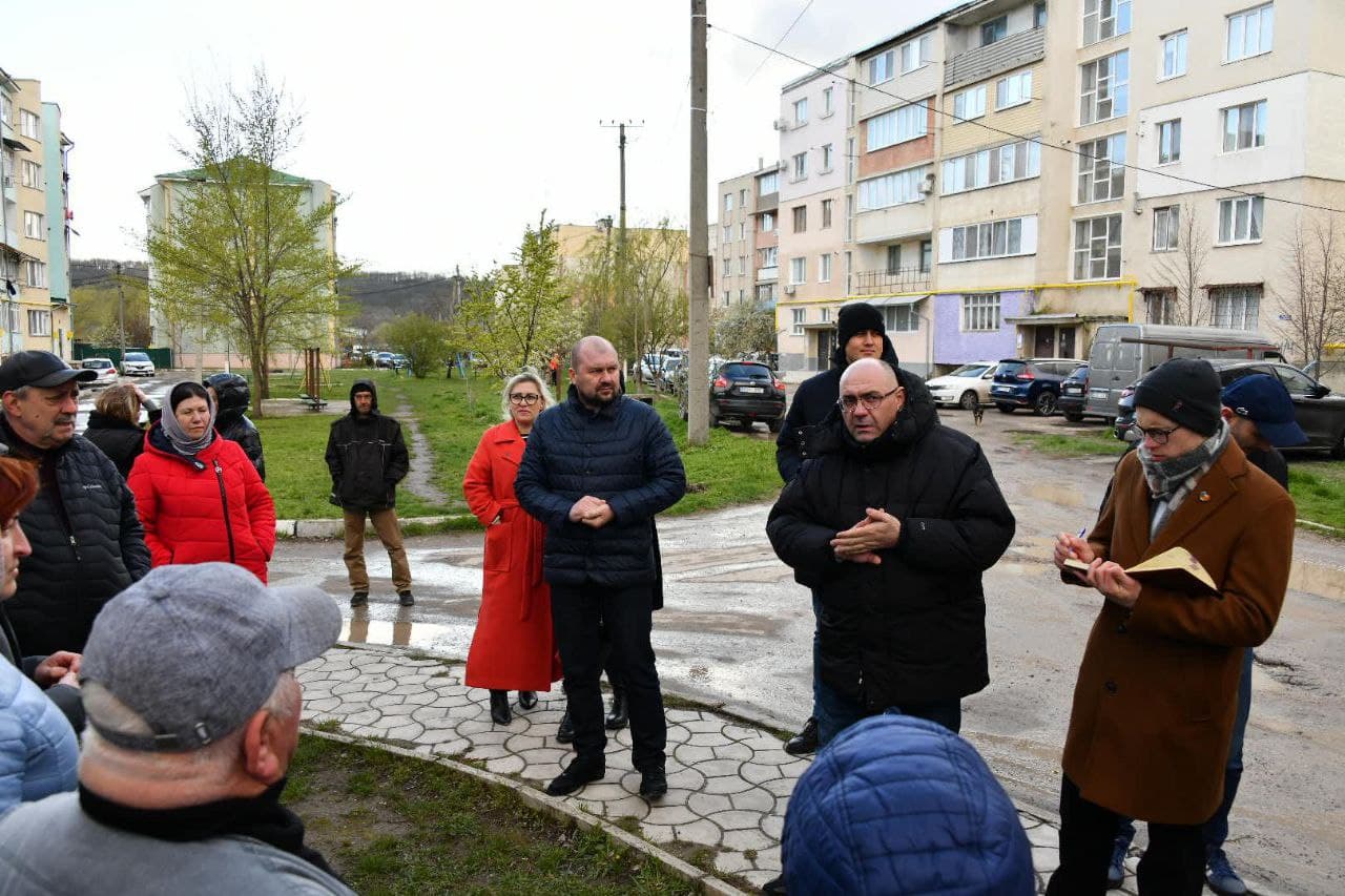 Primarul municipiului Bălți, Alexandr Petkov, și echipa Partidului Nostru, în dialog cu locuitorii străzilor Krîlov și Libertății (10)