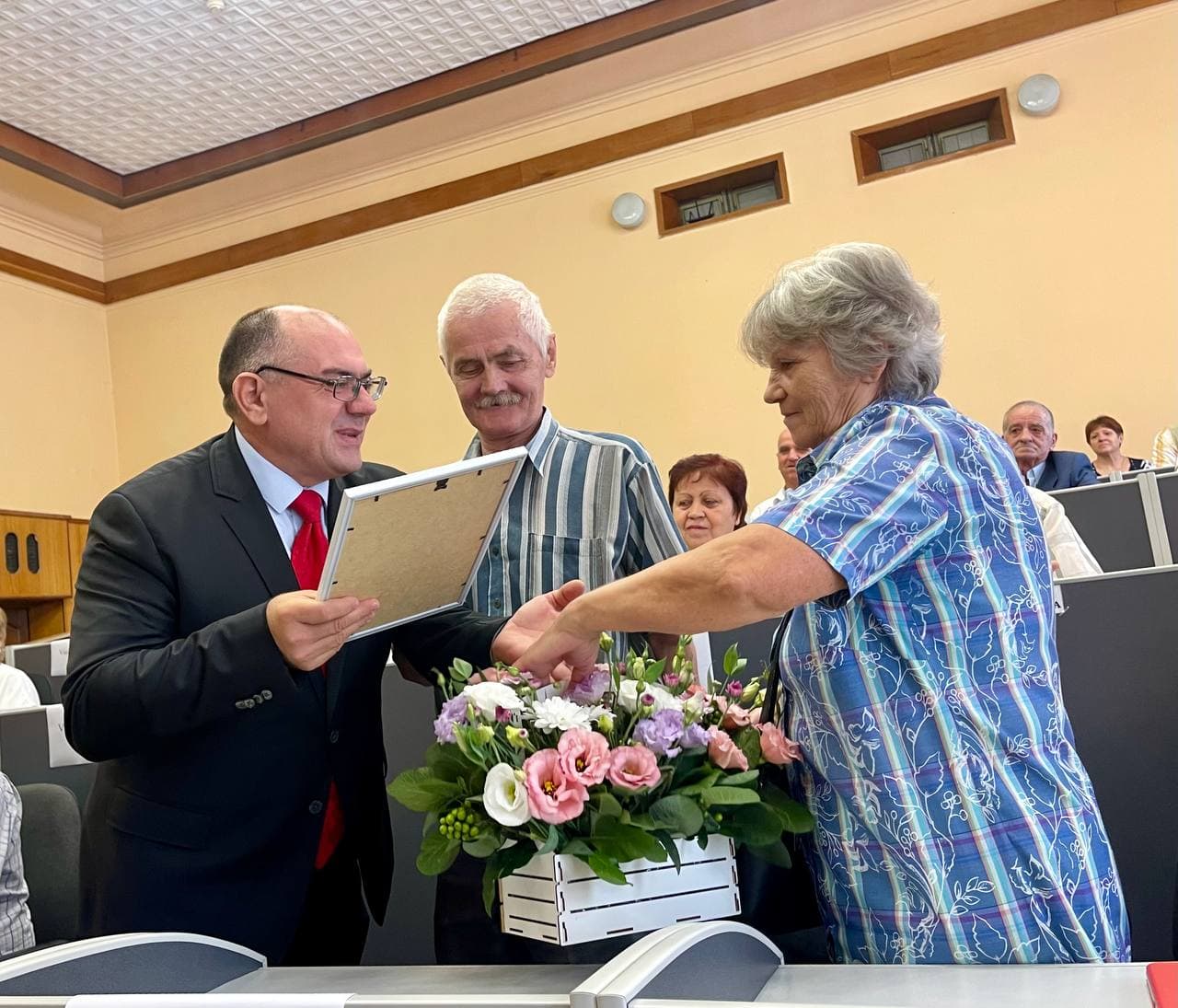 (FOTO) Primarul municipiului Bălți, Alexandr Petkov, a felicitat cuplurile care au sărbătorit 50 și 60 de ani de căsnicie (8)