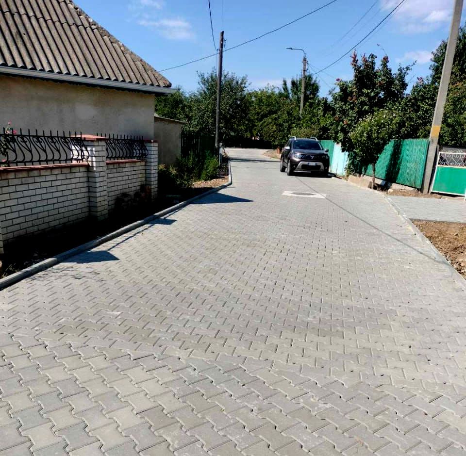 Străzile orașului Cantemir își schimbă frumos aspectul. Roman Ciubaciuc mulțumește echipei și orășenilor pentru acest parteneriat (1)