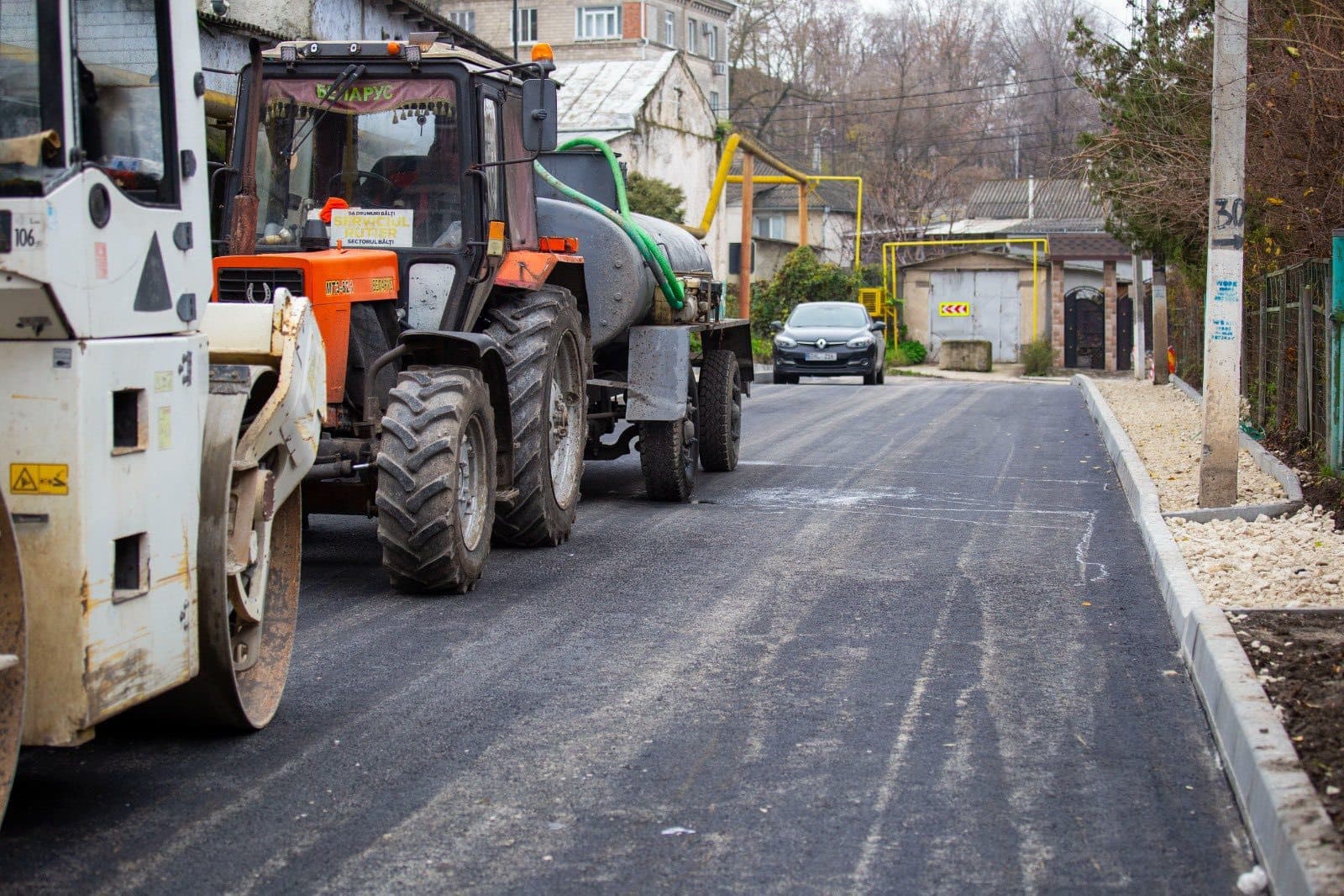 (FOTO) Reabilitare majoră a infrastructurii rutiere în municipiul Bălți. Până la Anul Nou va fi complet restaurată una dintre străzile centrale și un pod (5)