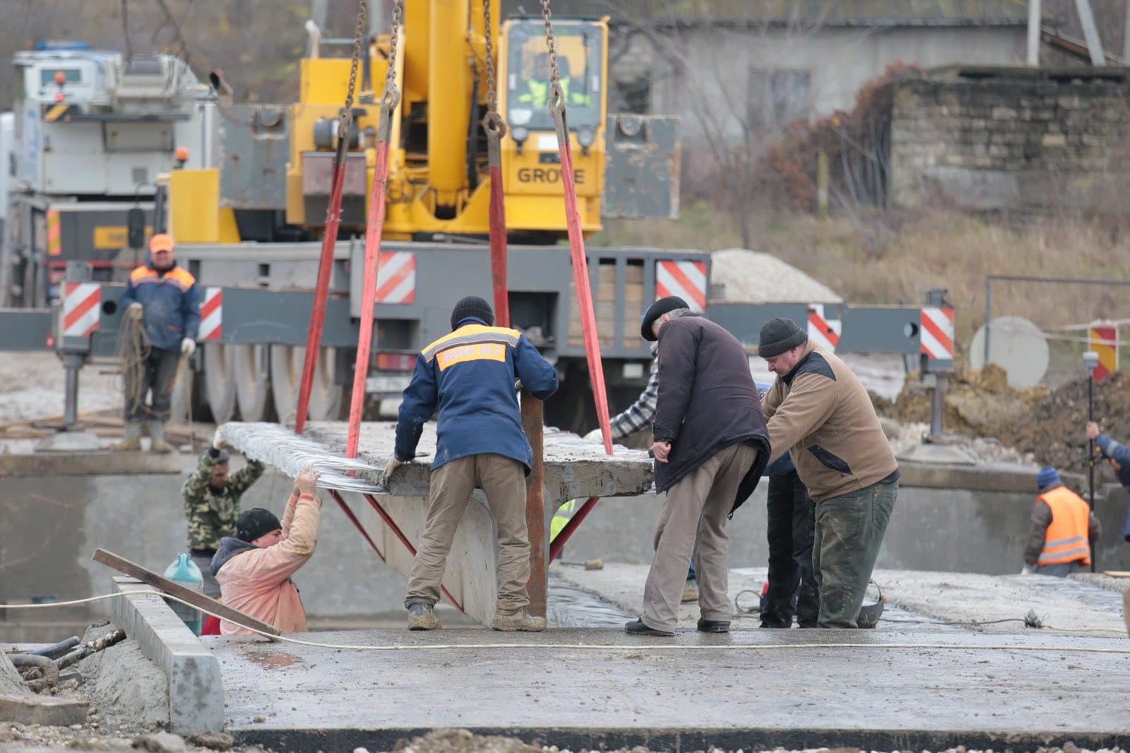 (FOTO) Reabilitare majoră a infrastructurii rutiere în municipiul Bălți. Până la Anul Nou va fi complet restaurată una dintre străzile centrale și un pod (14)