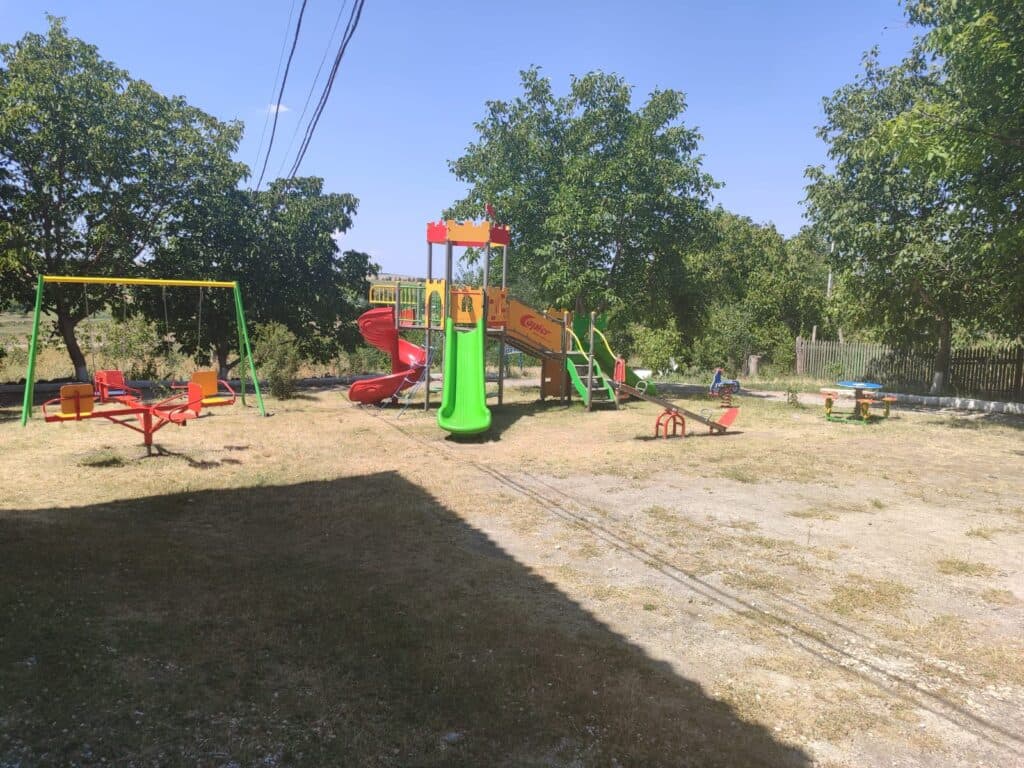 Cadou satului Catranîc de la Renato Usatîi – teren de joacă pentru copii. Primarul Serghei Fussa: Am realizat promisiunea! (3)