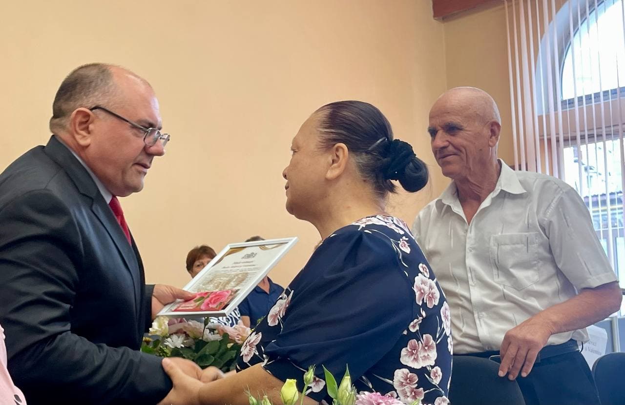 (FOTO) Primarul municipiului Bălți, Alexandr Petkov, a felicitat cuplurile care au sărbătorit 50 și 60 de ani de căsnicie (3)