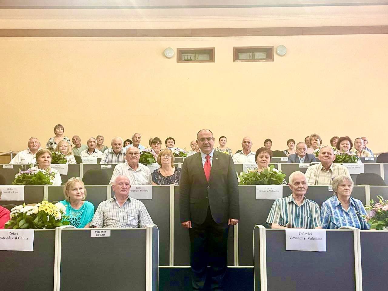 (FOTO) Primarul municipiului Bălți, Alexandr Petkov, a felicitat cuplurile care au sărbătorit 50 și 60 de ani de căsnicie (2)