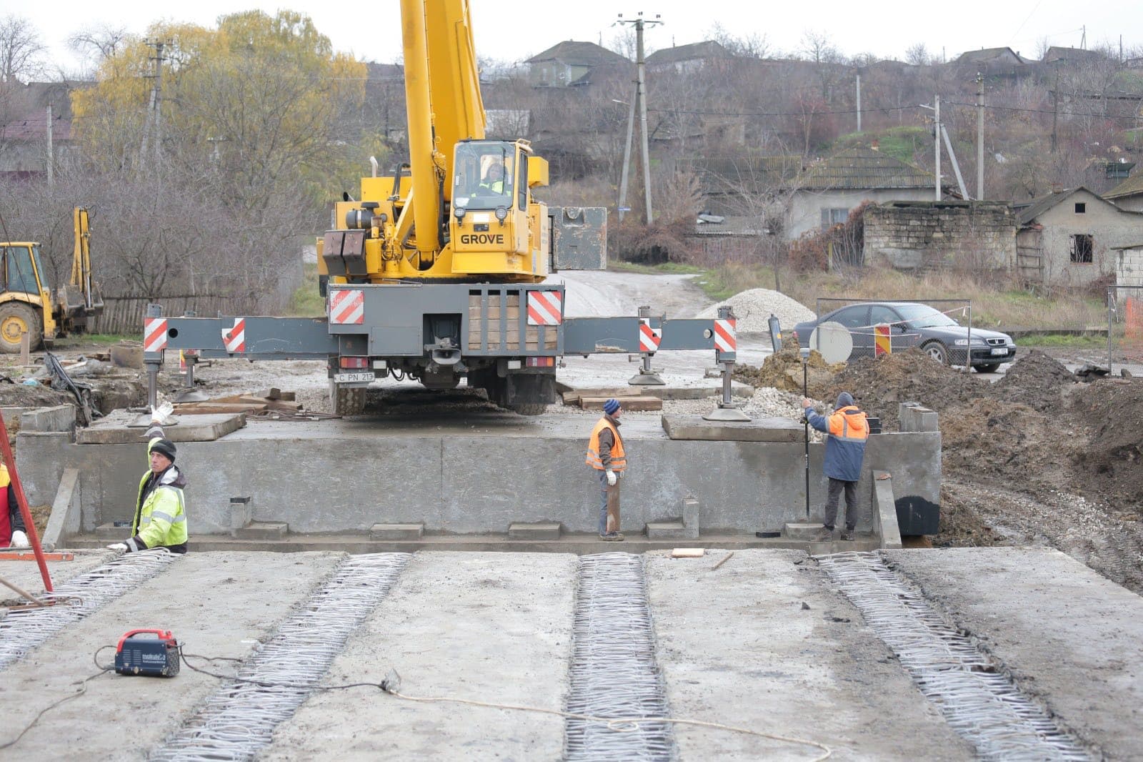 (FOTO) Reabilitare majoră a infrastructurii rutiere în municipiul Bălți. Până la Anul Nou va fi complet restaurată una dintre străzile centrale și un pod (15)
