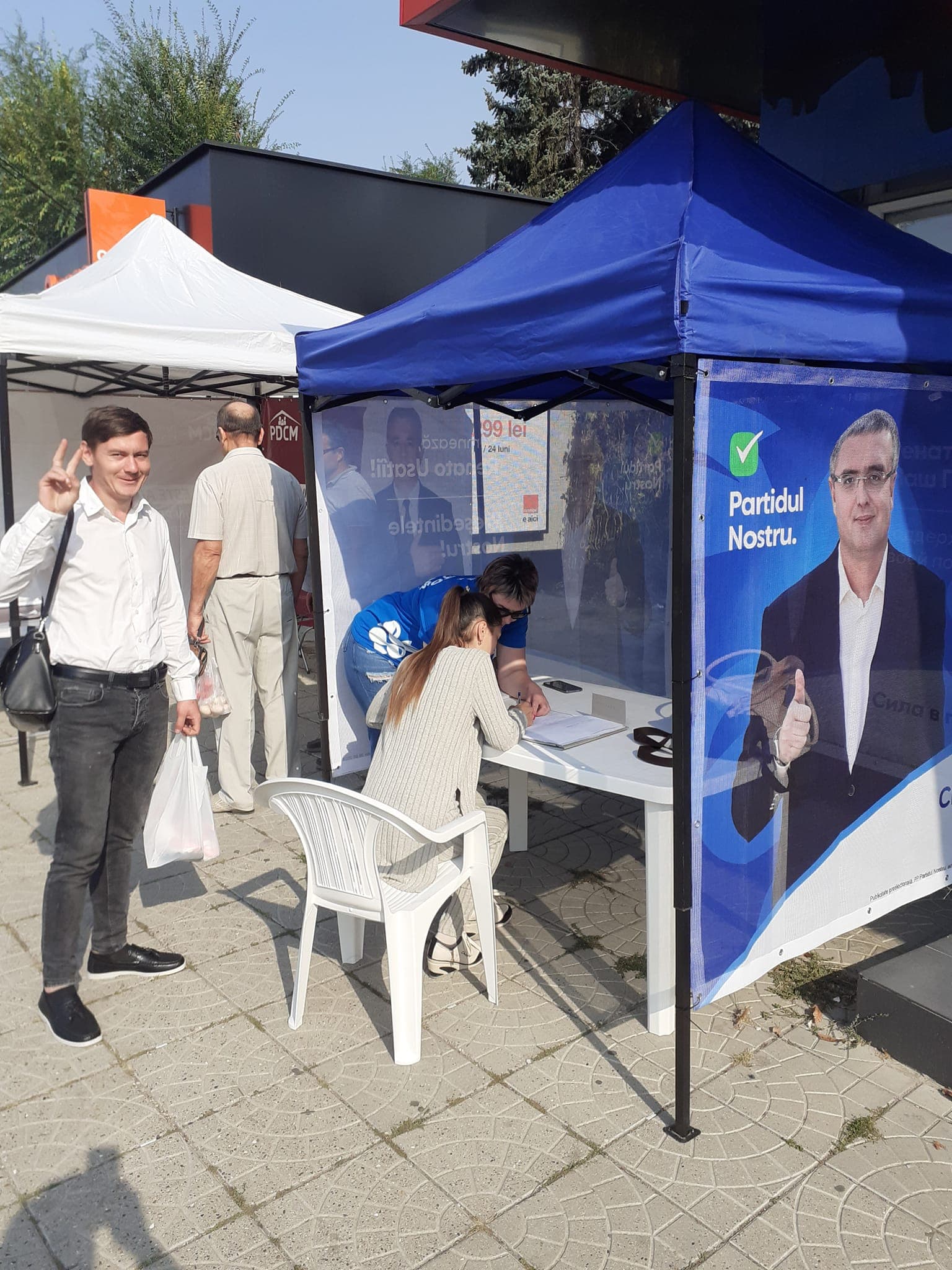 Tot mai mulți cetățeni din întreaga țară semnează în susținerea candidaturii lui Renato Usatîi (8)