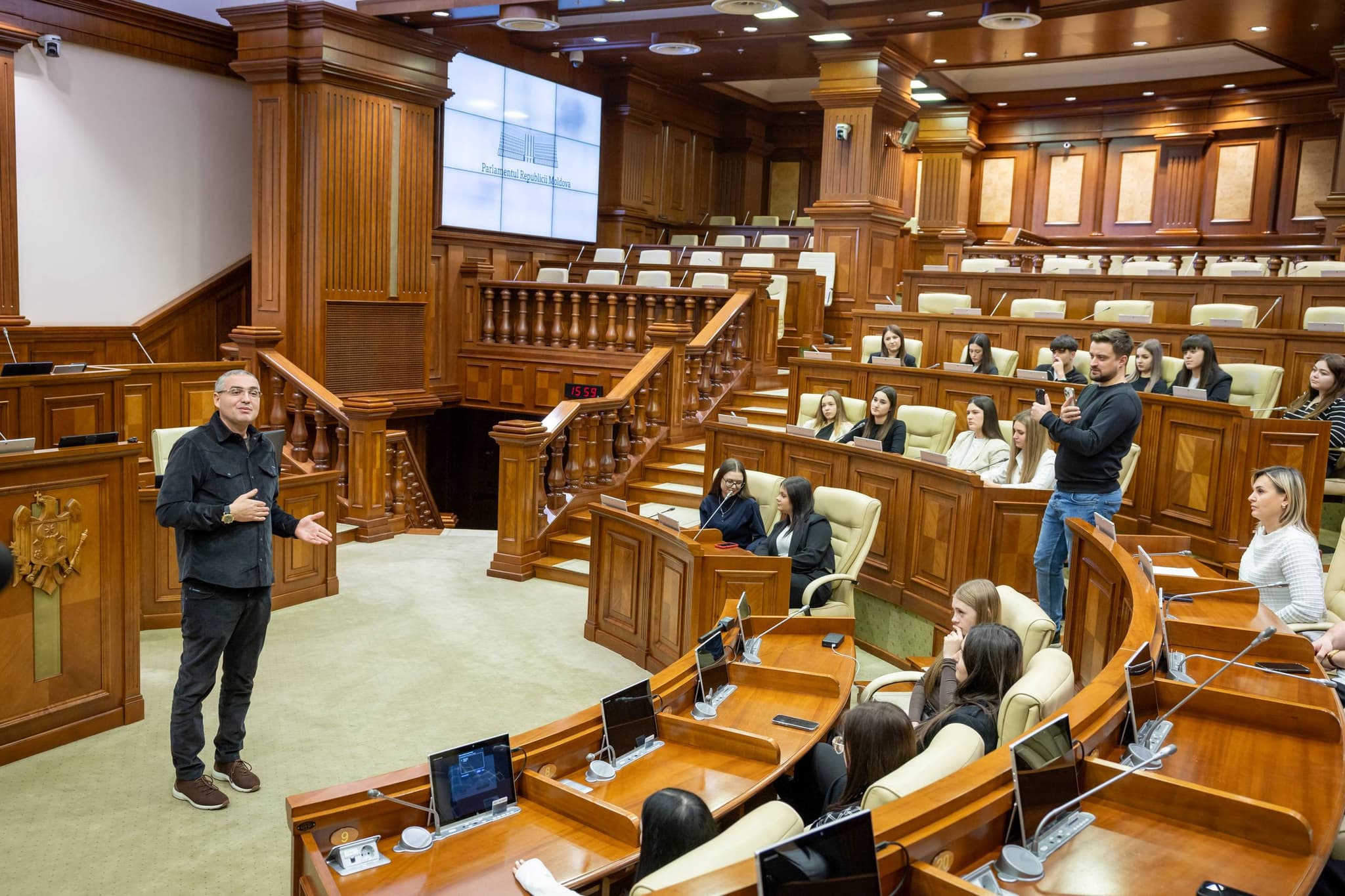 Renato Usatîi a avut o întâlnire la Parlament cu studenții Academiei „Ștefan cel Mare” (1)