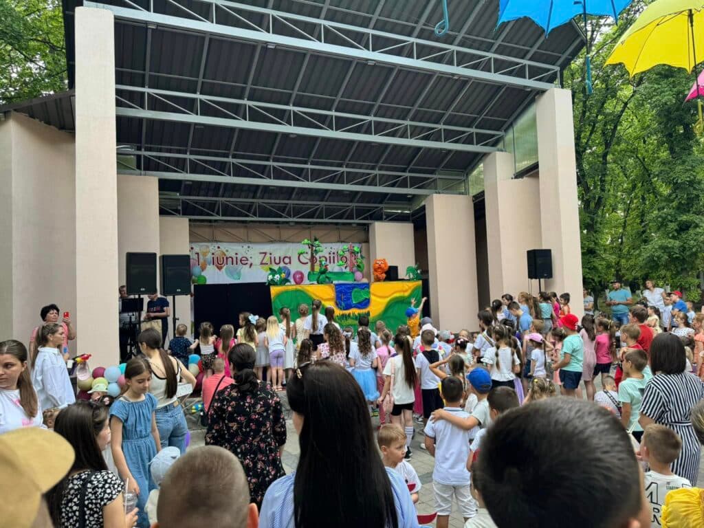 Înghețată, călătorii cu eco-transportul, joc cu personaje din povești, facepainting, așa au sărbătorit 1 iunie orașele și satele conduse de primarii Partidului Nostru (8)
