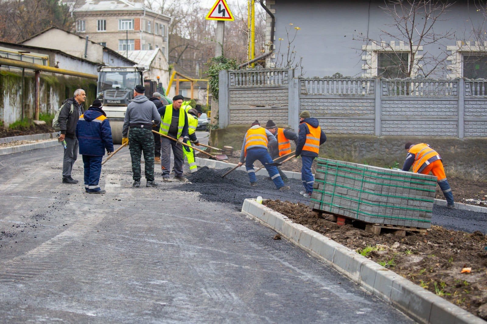 (FOTO) Reabilitare majoră a infrastructurii rutiere în municipiul Bălți. Până la Anul Nou va fi complet restaurată una dintre străzile centrale și un pod (21)