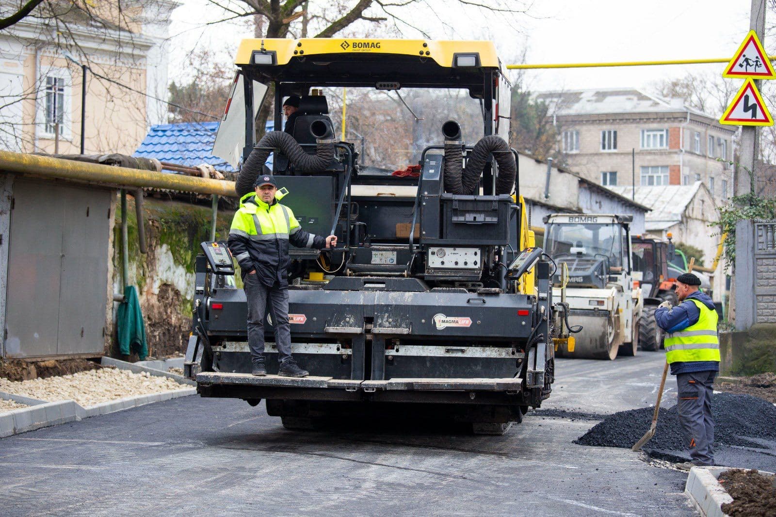 (FOTO) Reabilitare majoră a infrastructurii rutiere în municipiul Bălți. Până la Anul Nou va fi complet restaurată una dintre străzile centrale și un pod (22)