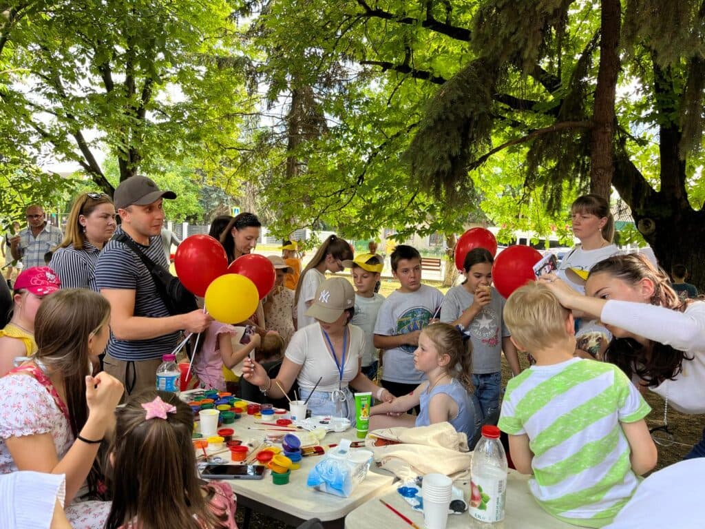 Înghețată, călătorii cu eco-transportul, joc cu personaje din povești, facepainting, așa au sărbătorit 1 iunie orașele și satele conduse de primarii Partidului Nostru (16)