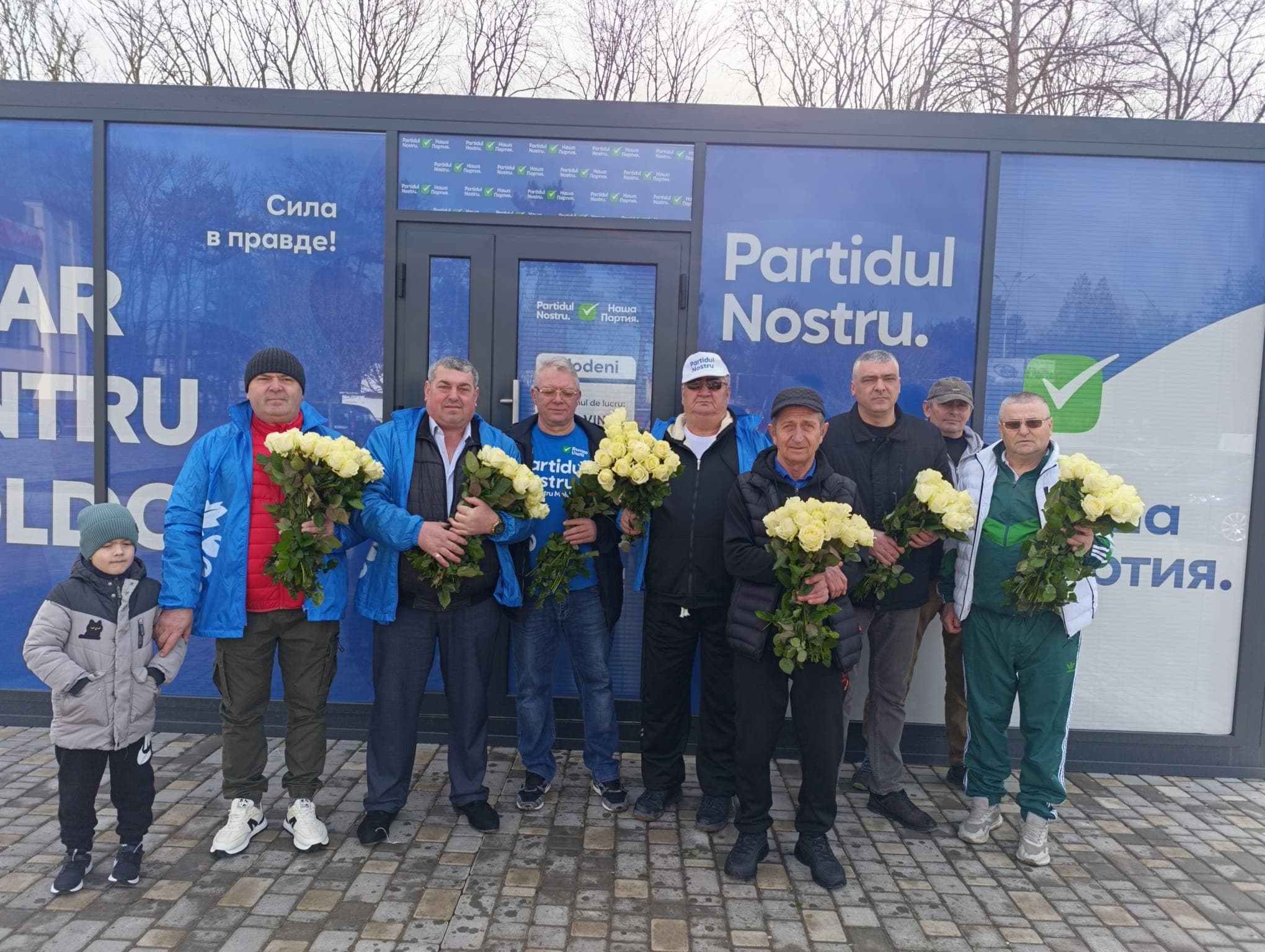 Bărbații Partidului Nostru au felicitat femeile de 8 Martie în toată țara. Renato Usatîi: „Voi sunteți lumina și echilibrul vieților noastre, vă mulțumim!” (40)