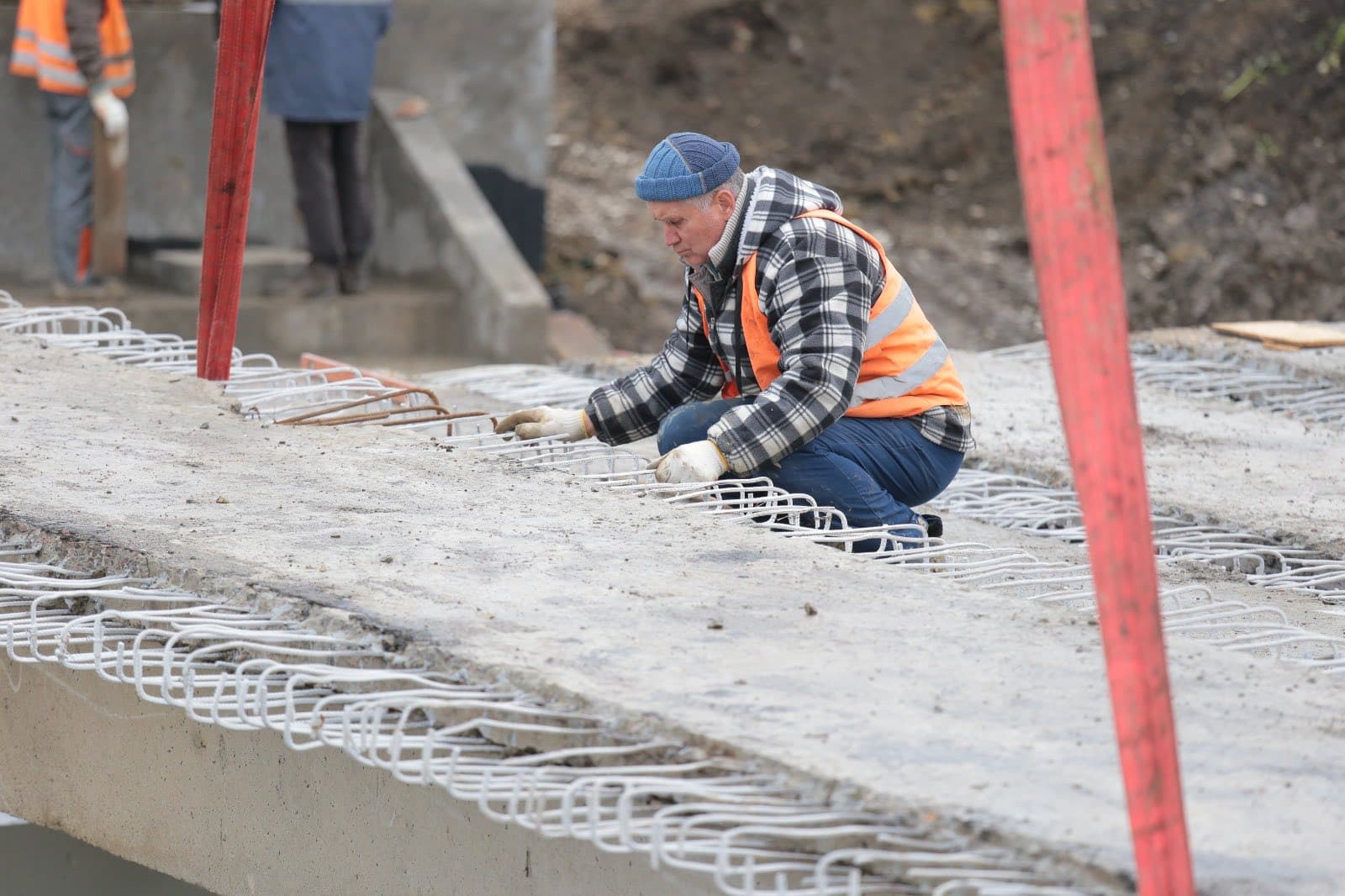 (FOTO) Reabilitare majoră a infrastructurii rutiere în municipiul Bălți. Până la Anul Nou va fi complet restaurată una dintre străzile centrale și un pod (17)