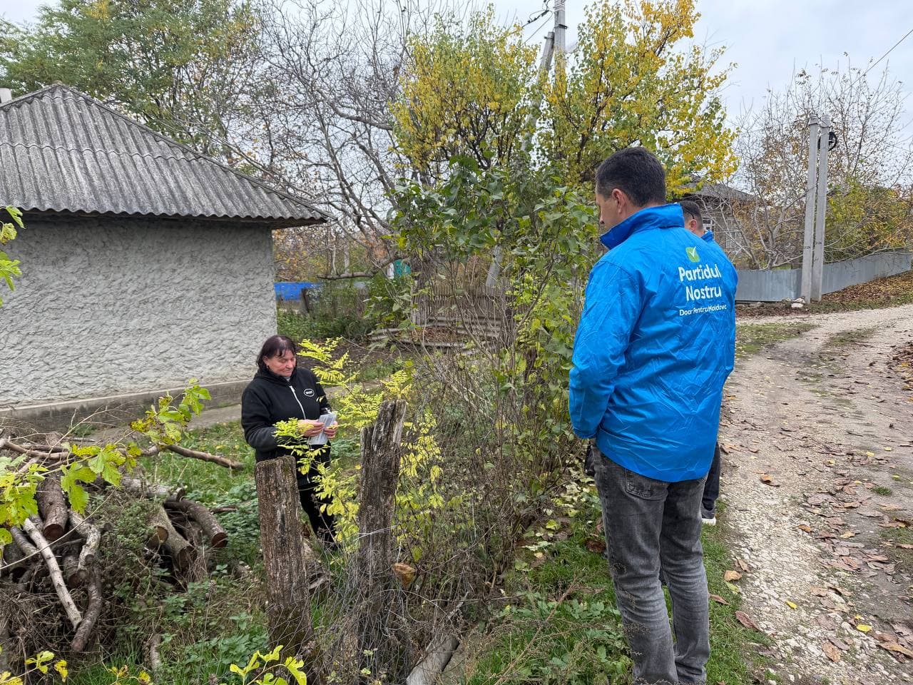 (FOTO) Echipa Partidului Nostru, alături de locuitorii din Costești, în ultima zi de campanie (3)