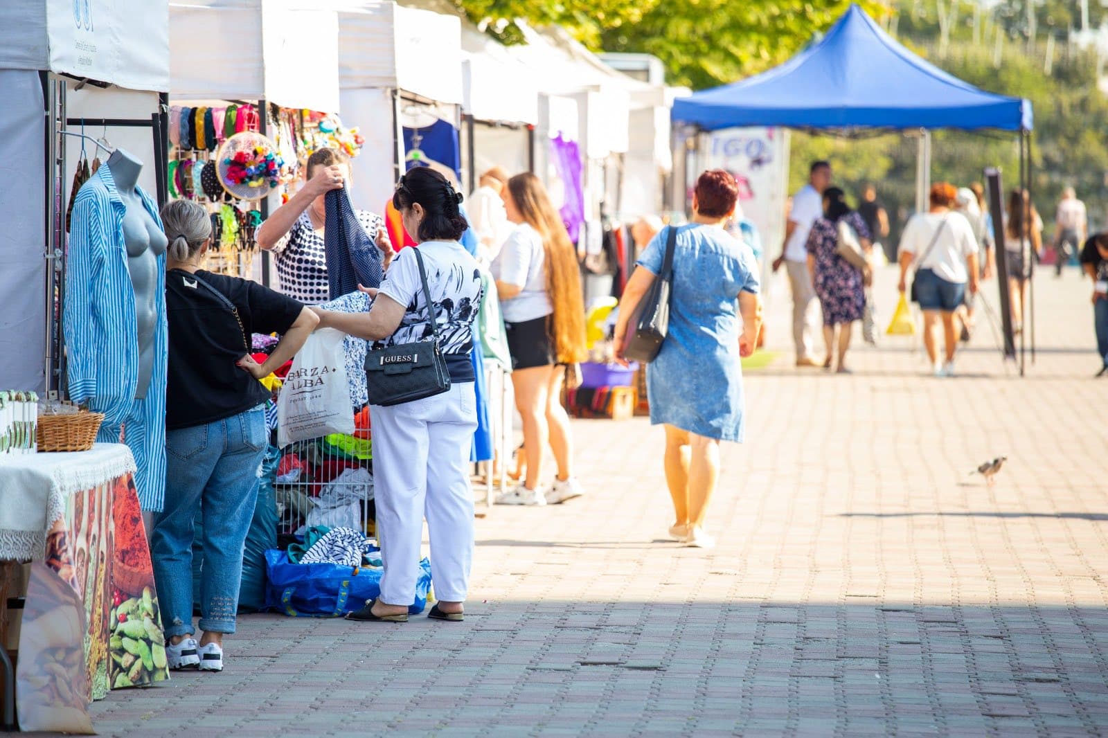 (FOTO) La Bălți s-a deschis târgul de vară. Primarul din partea Partidului Nostru, Alexandr Petkov: trebuie să susținem producătorii locali și să stimulăm consumul produselor lor (8)