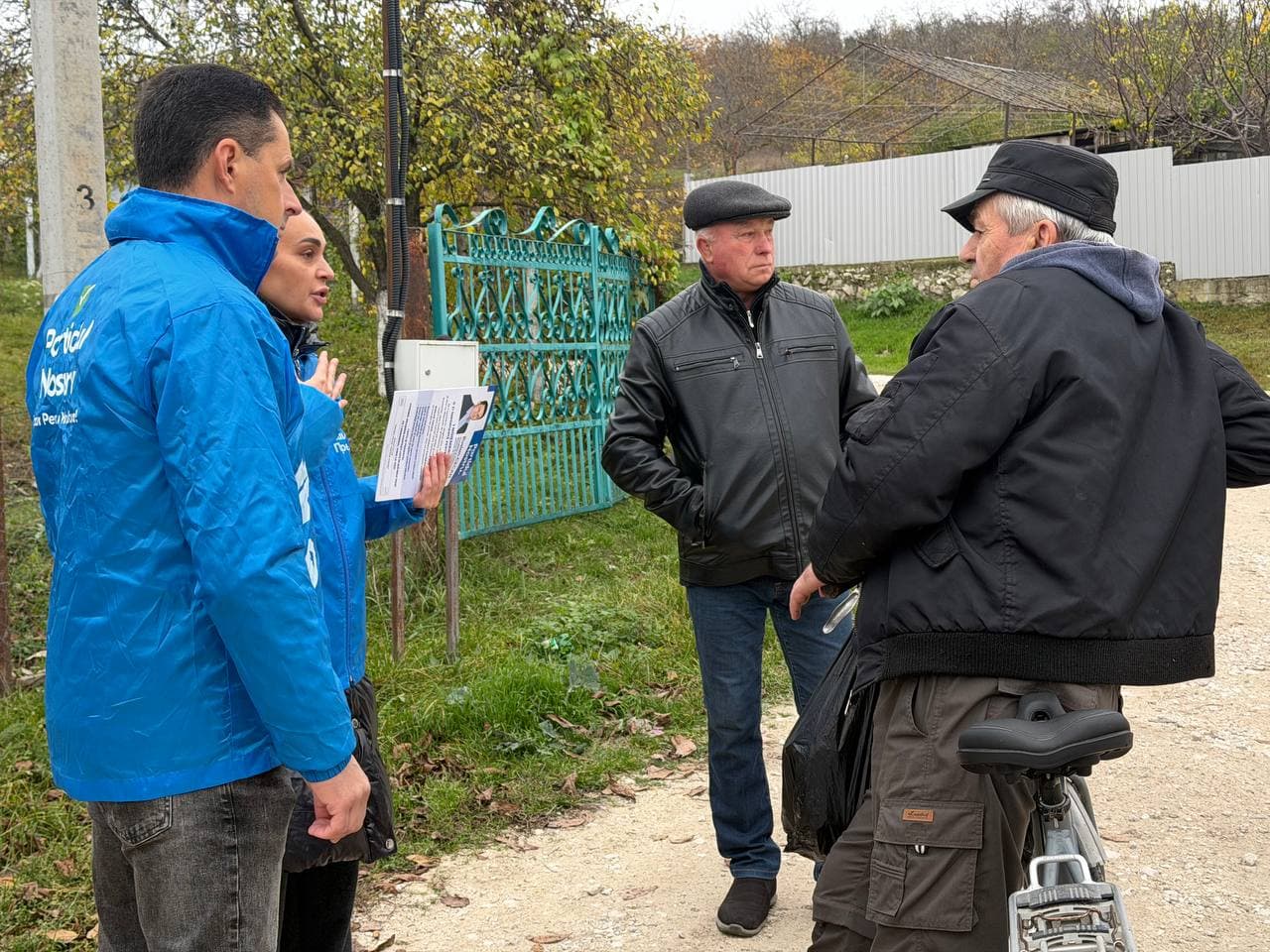 (FOTO) Echipa Partidului Nostru, alături de locuitorii din Costești, în ultima zi de campanie (4)