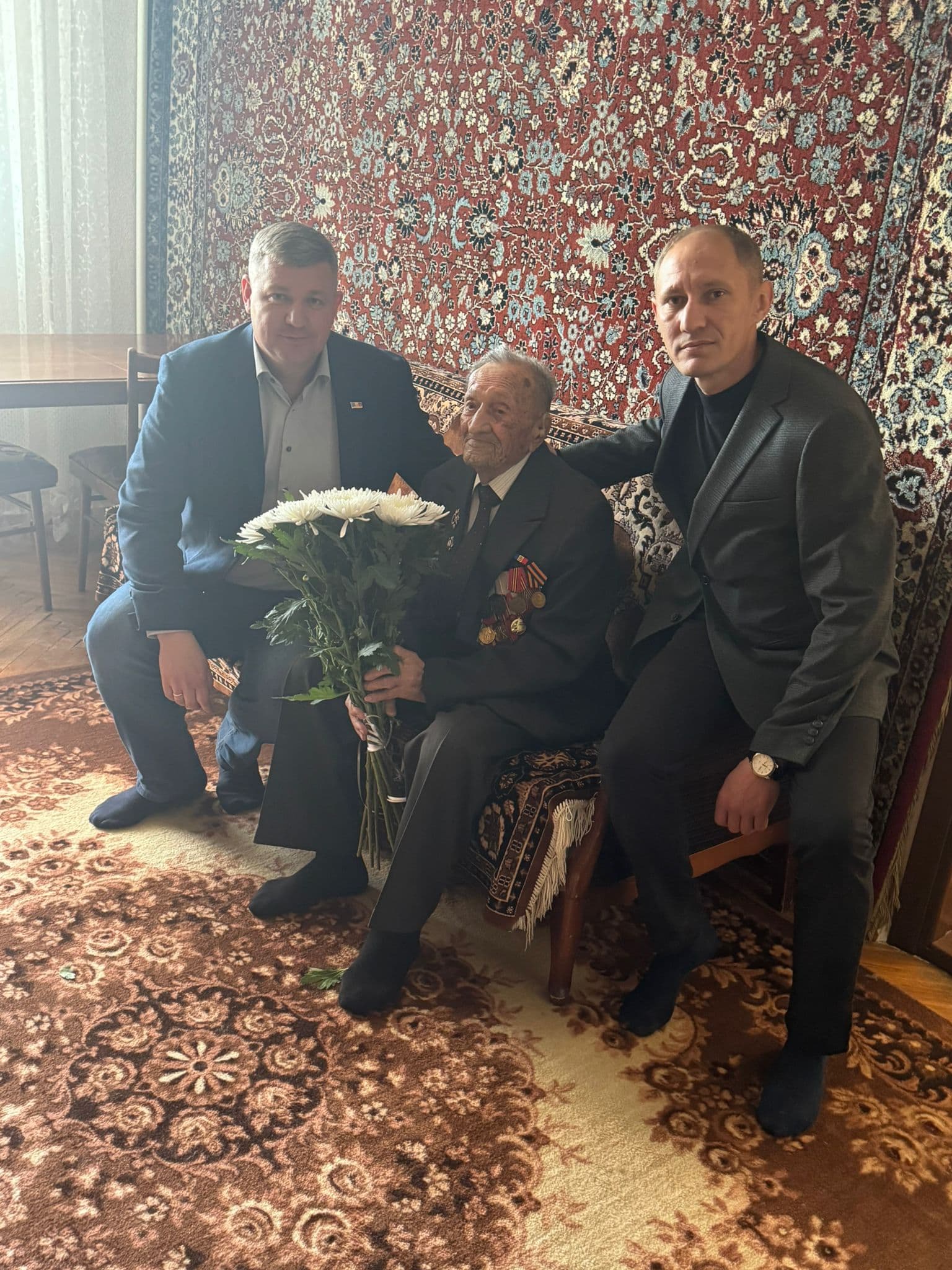 Misiune sacră: Veterani din toată țara au fot vizitați și felicitați de echipele Partidului Nostru. Renato Usatîi a fost la Petru Bejenari din raionul Fălești: Eroul care împlinește 100 de ani! (7)