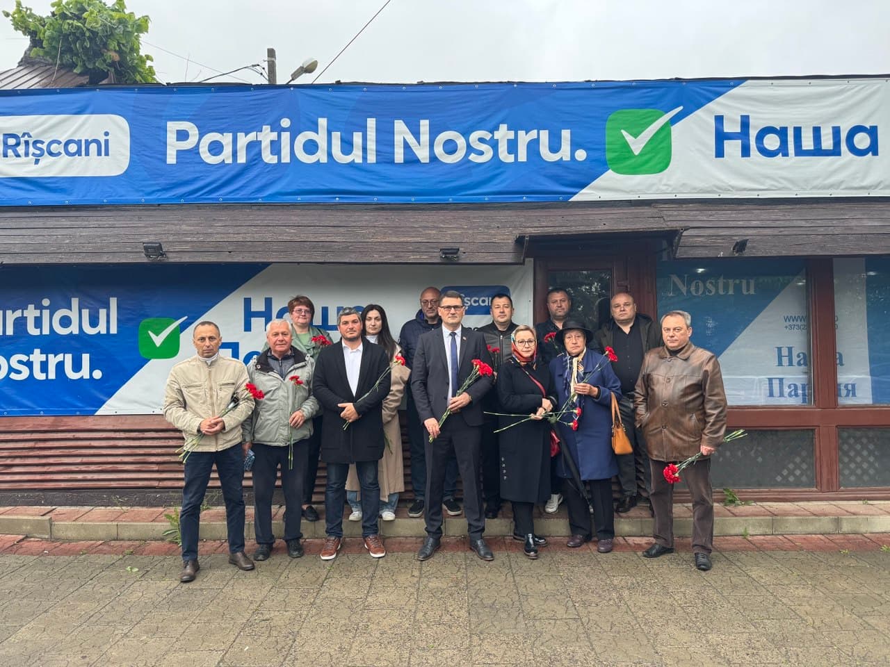 Renato Usatîi împreună cu echipa și familiile lor au depus flori pe capul de pod Șerpeni. Partidul Nostru a organizat evenimente comemorative în toată țara (7)