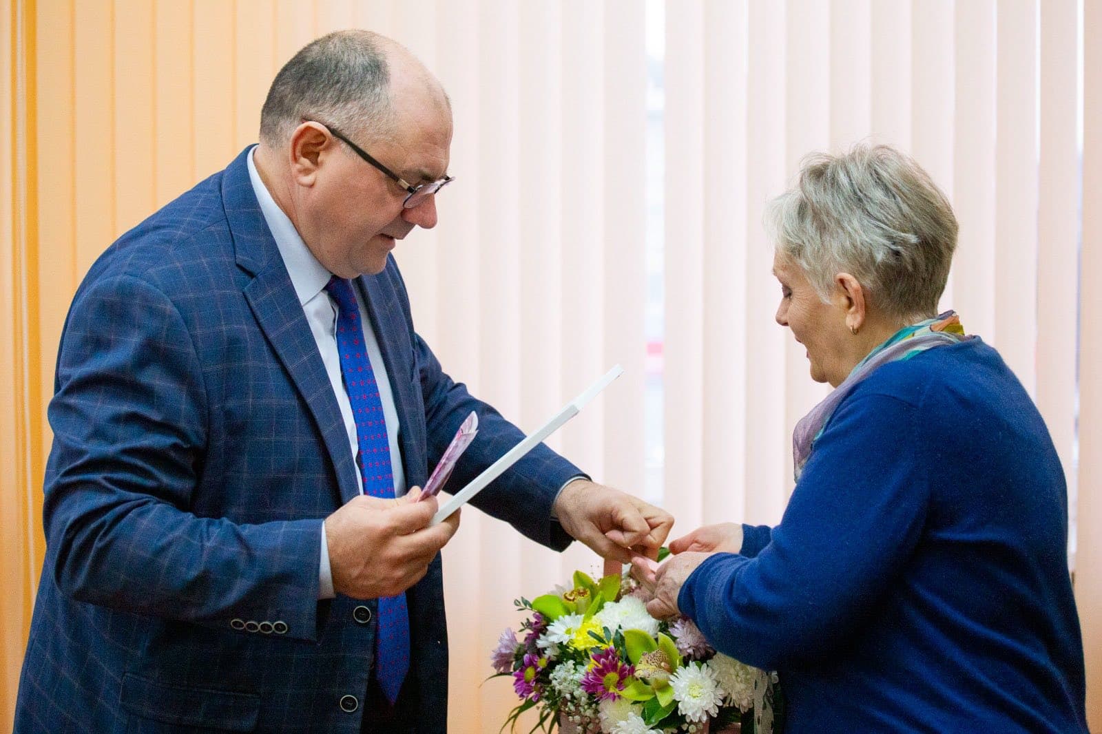 Primarul municipiului Bălți, Alexandr Petkov, a felicitat-o pe Liudmila Samusi cu prilejul împlinirii a 100 de ani (5)