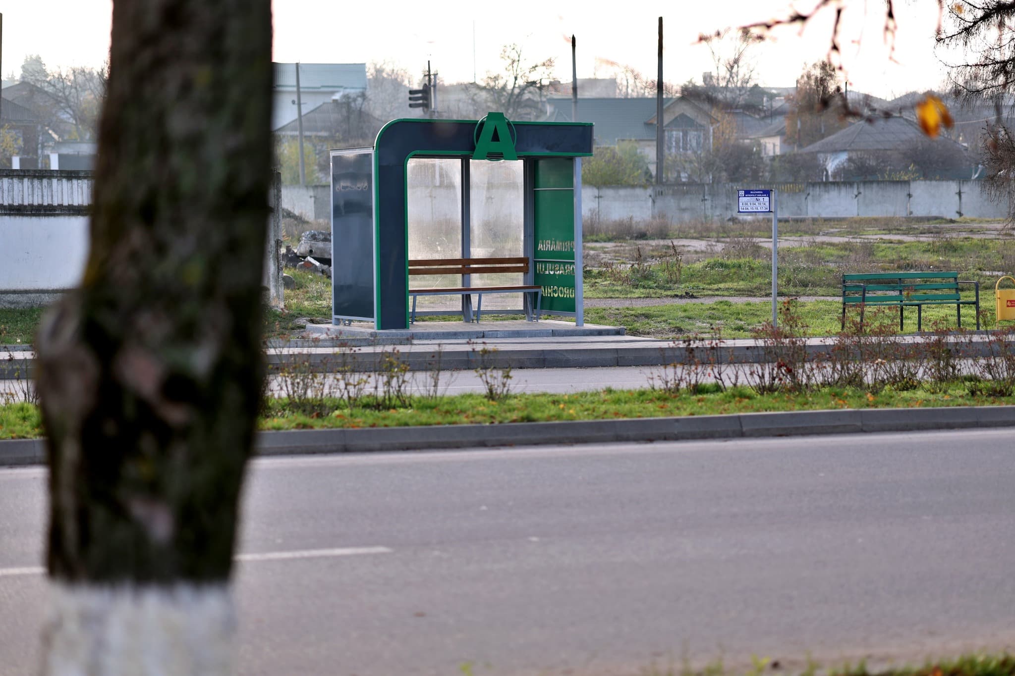(FOTO) Primăria Drochia continuă modernizarea spațiilor publice: în oraș au fost instalate noi stații și mobilier urban (6)