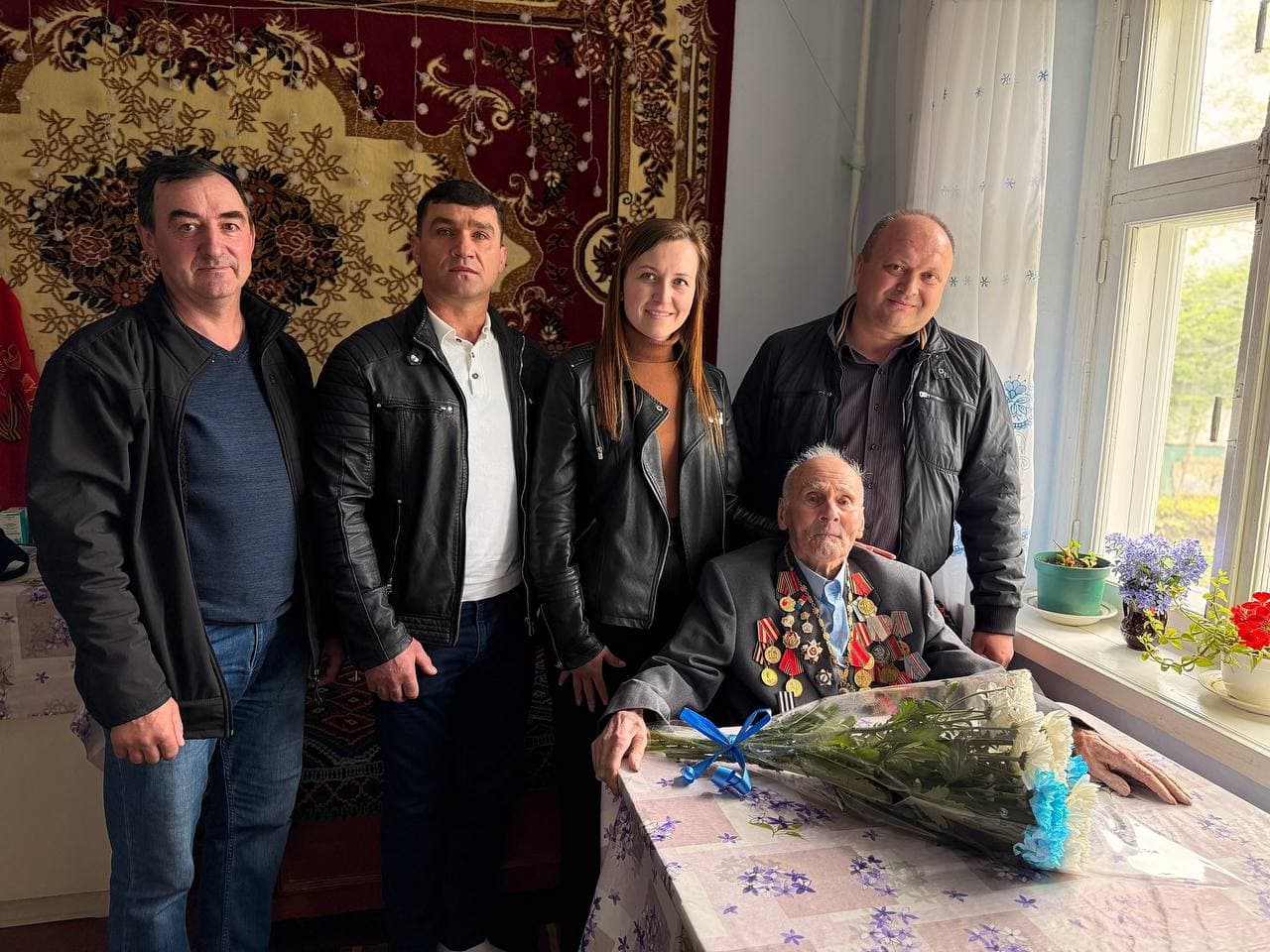 Misiune sacră: Veterani din toată țara au fot vizitați și felicitați de echipele Partidului Nostru. Renato Usatîi a fost la Petru Bejenari din raionul Fălești: Eroul care împlinește 100 de ani! (11)