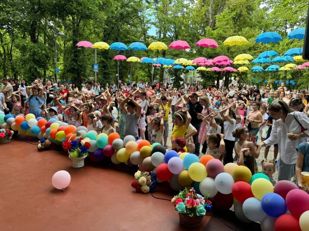 Înghețată, călătorii cu eco-transportul, joc cu personaje din povești, facepainting, așa au sărbătorit 1 iunie orașele și satele conduse de primarii Partidului Nostru (7)