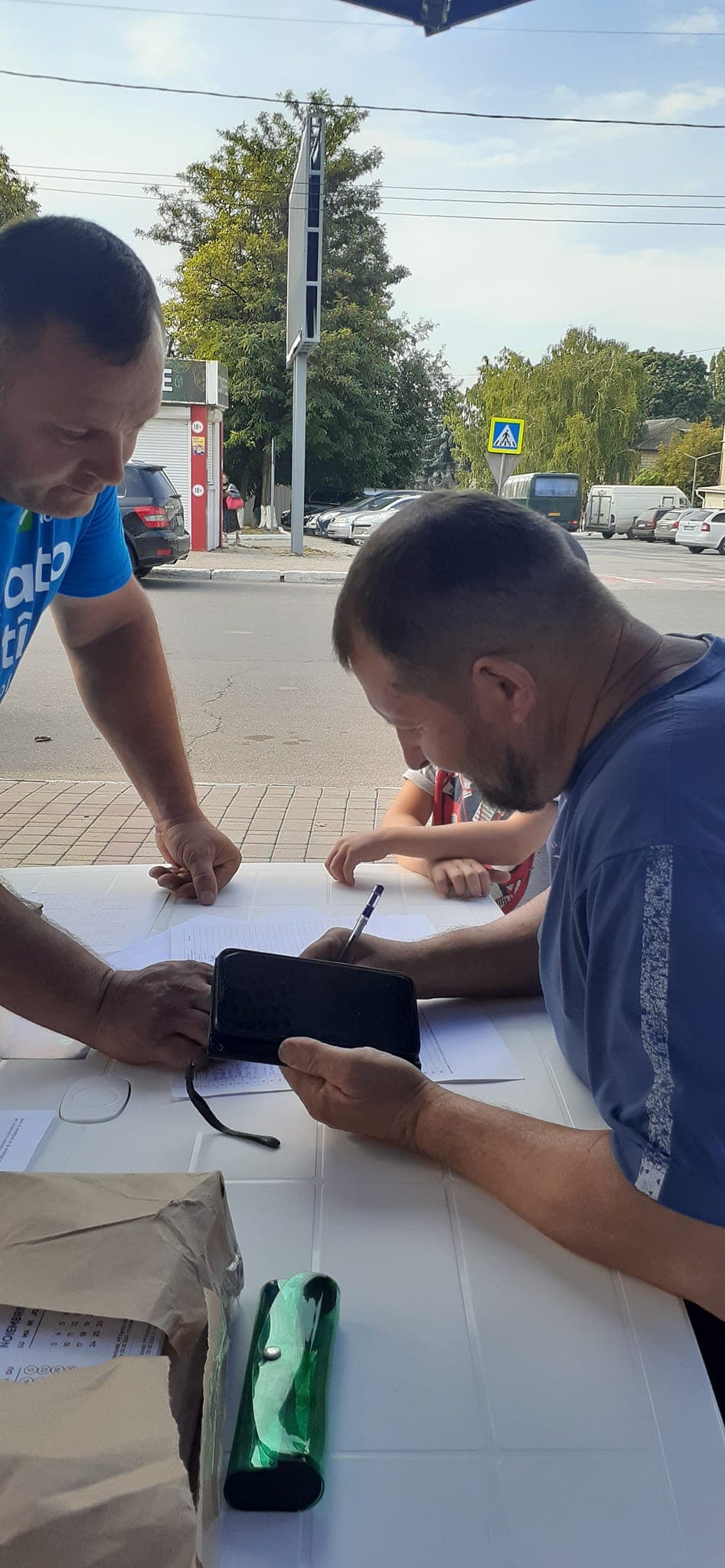 Tot mai mulți cetățeni din întreaga țară semnează în susținerea candidaturii lui Renato Usatîi (1)