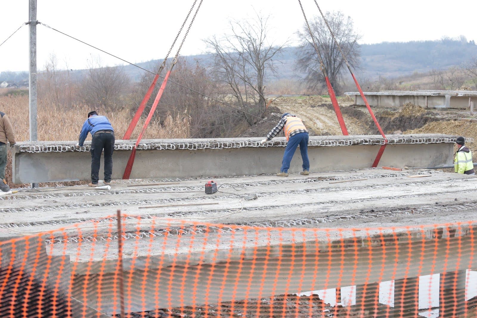 (FOTO) Reabilitare majoră a infrastructurii rutiere în municipiul Bălți. Până la Anul Nou va fi complet restaurată una dintre străzile centrale și un pod (12)
