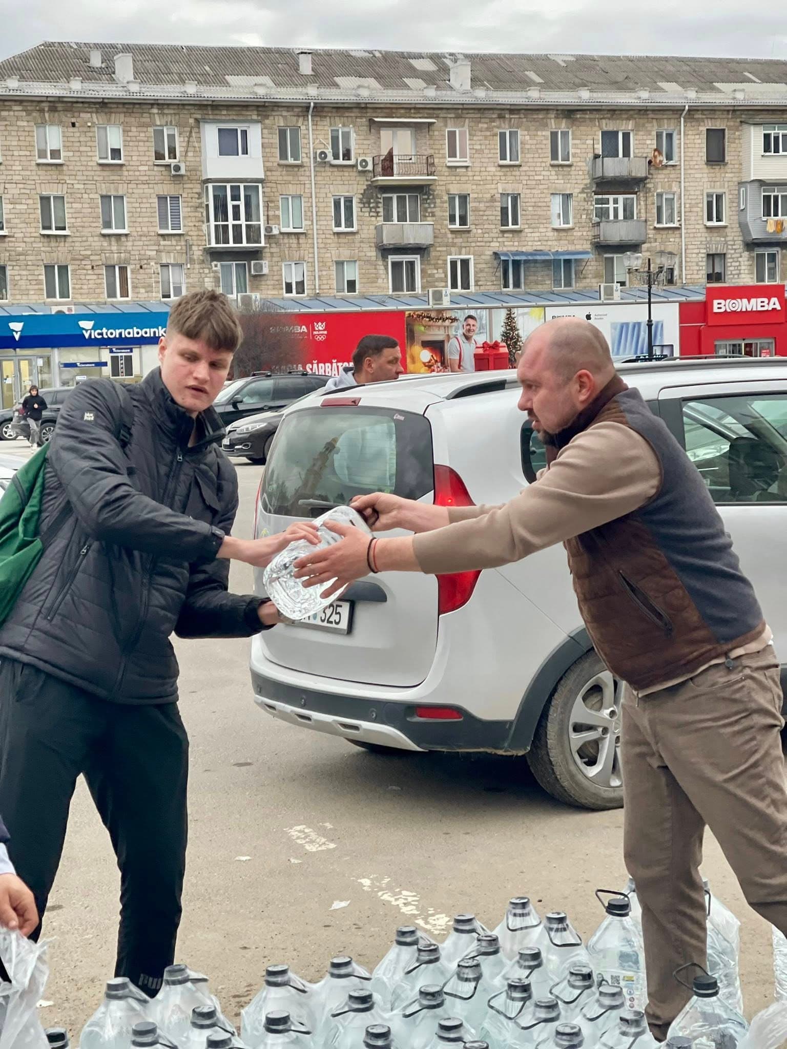 Renato Usatîi, după ce oferit 30 de tone de apă îmbuteliată pentru orașul Bălți: „Să avem grijă de apă. Ea ne dă viață!” (3)