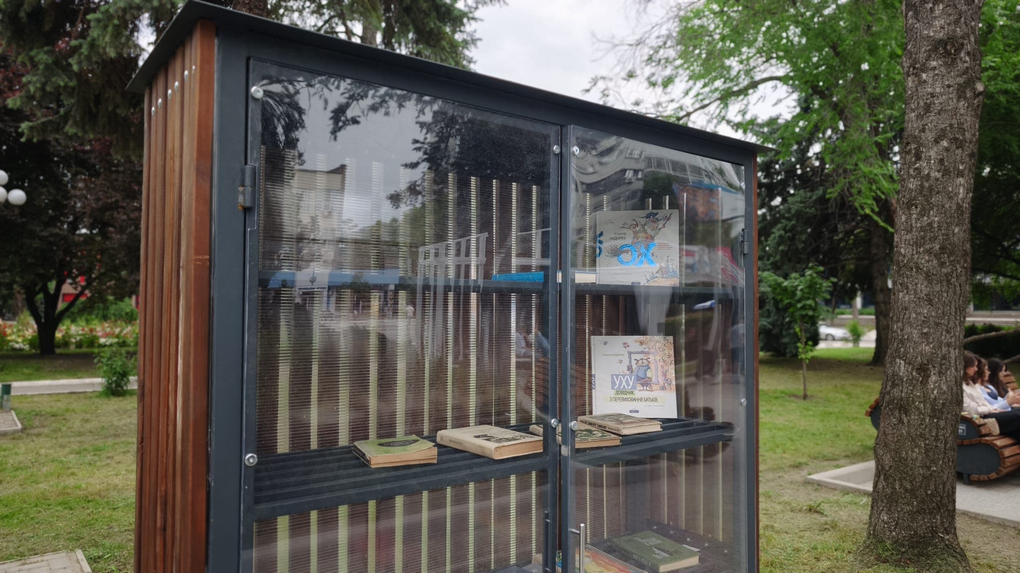 Pe Aleea Clasicilor recent renovată din Bălți a apărut o „bibliotecă de vară”. Primele cărți au fost aduse de consilierii Partidului Nostru: Citește, returnează, schimbă! (2)