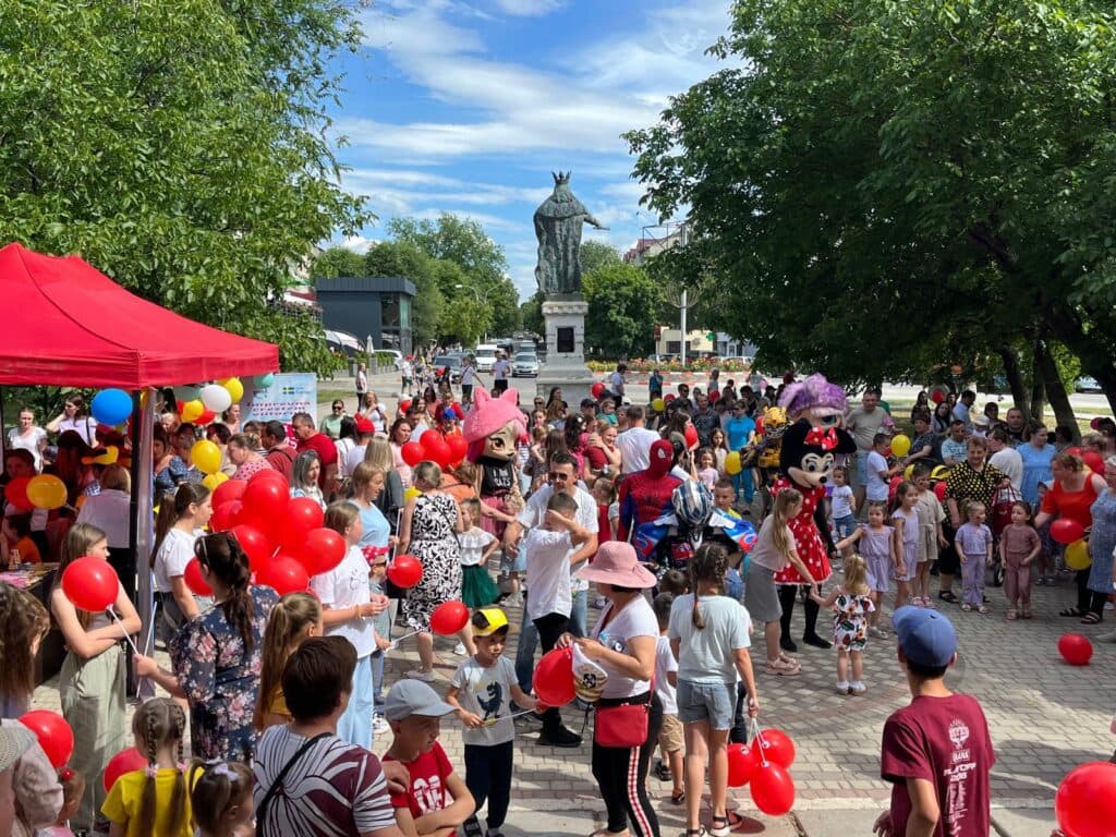 Înghețată, călătorii cu eco-transportul, joc cu personaje din povești, facepainting, așa au sărbătorit 1 iunie orașele și satele conduse de primarii Partidului Nostru (18)