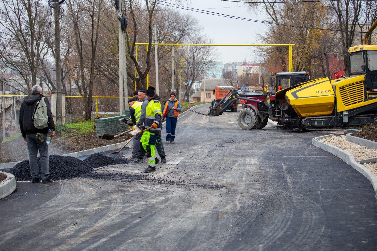 (FOTO) Reabilitare majoră a infrastructurii rutiere în municipiul Bălți. Până la Anul Nou va fi complet restaurată una dintre străzile centrale și un pod (3)