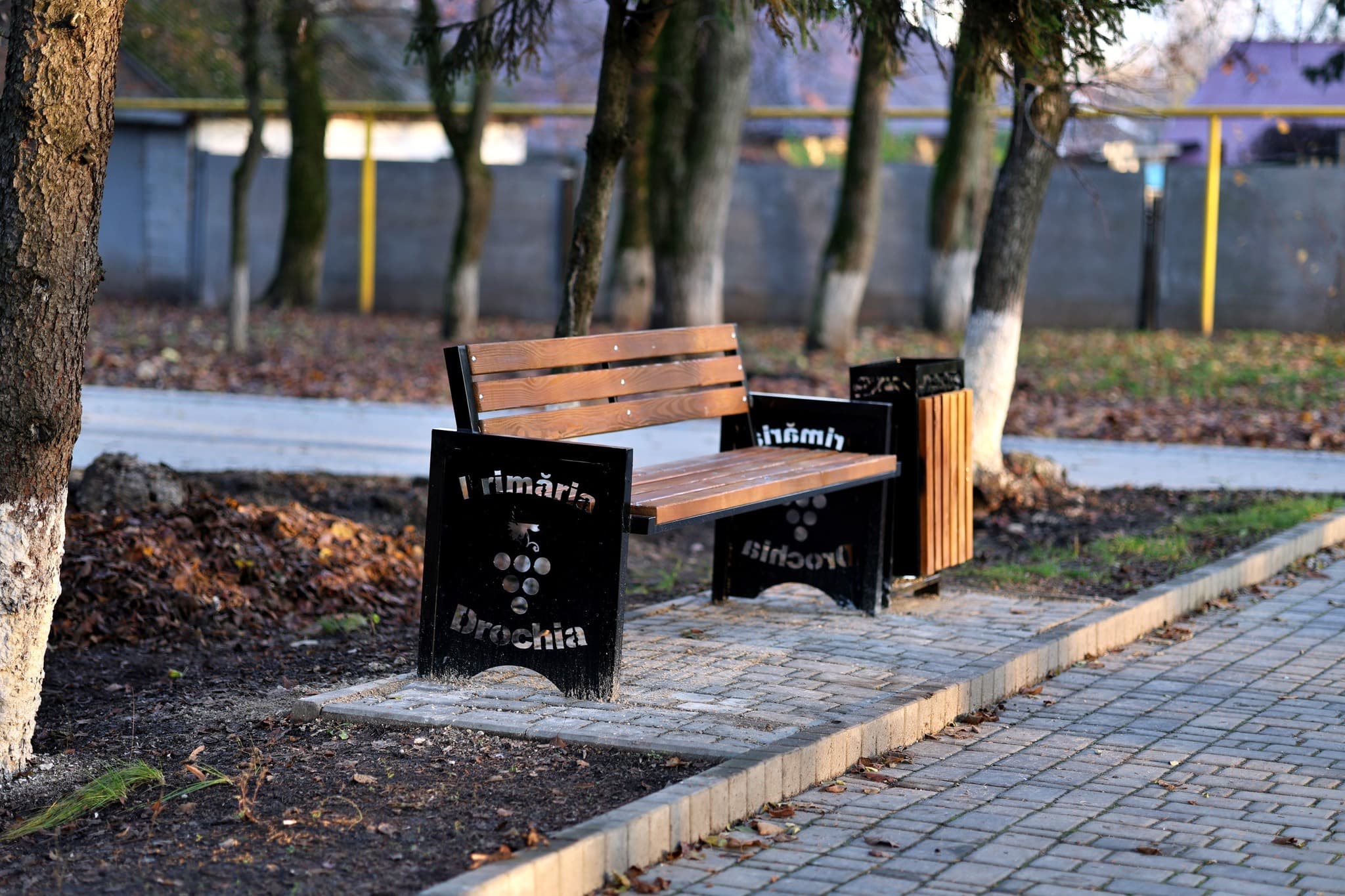 (FOTO) Primăria Drochia continuă modernizarea spațiilor publice: în oraș au fost instalate noi stații și mobilier urban (2)