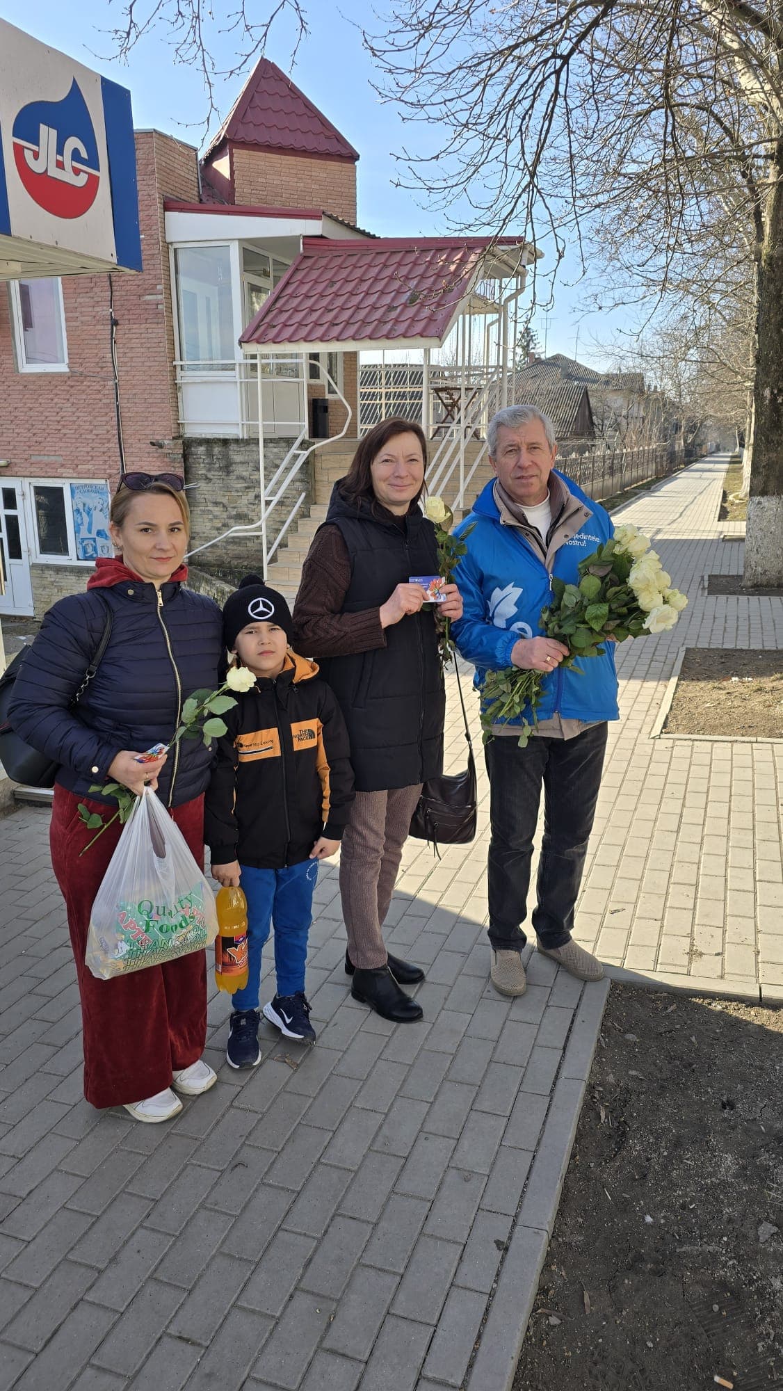 Bărbații Partidului Nostru au felicitat femeile de 8 Martie în toată țara. Renato Usatîi: „Voi sunteți lumina și echilibrul vieților noastre, vă mulțumim!” (59)