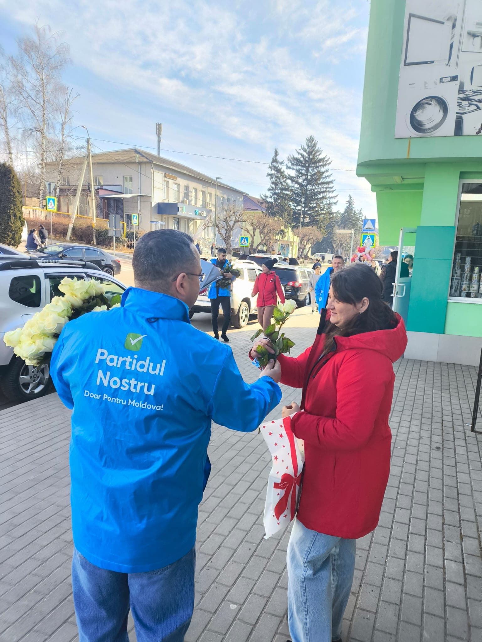 Bărbații Partidului Nostru au felicitat femeile de 8 Martie în toată țara. Renato Usatîi: „Voi sunteți lumina și echilibrul vieților noastre, vă mulțumim!” (24)