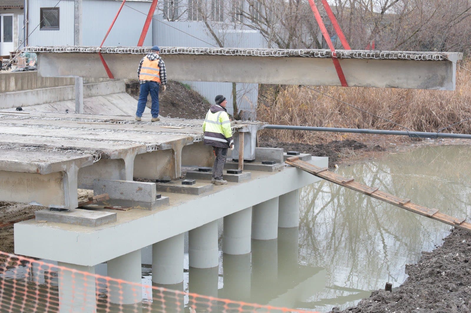 (FOTO) Reabilitare majoră a infrastructurii rutiere în municipiul Bălți. Până la Anul Nou va fi complet restaurată una dintre străzile centrale și un pod (9)