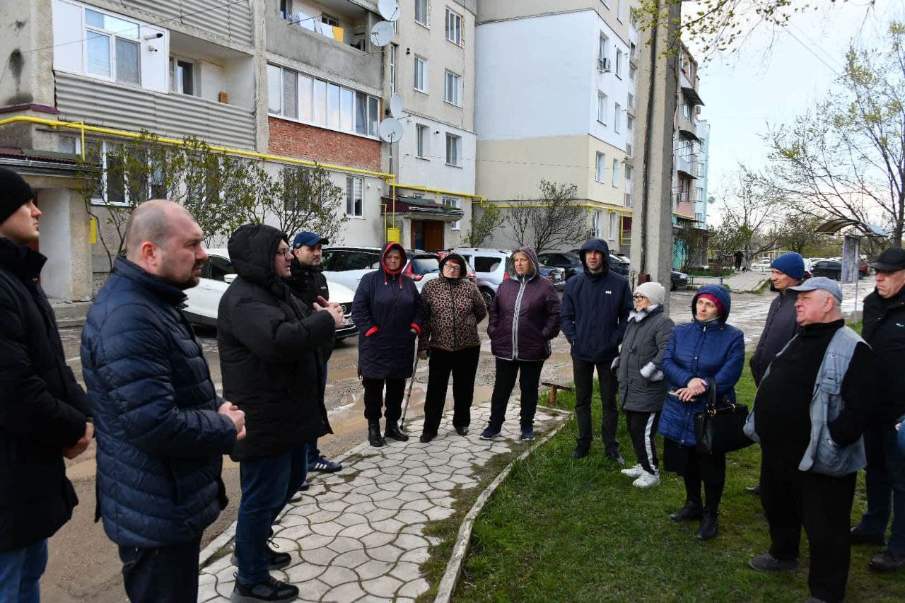 Primarul municipiului Bălți, Alexandr Petkov, și echipa Partidului Nostru, în dialog cu locuitorii străzilor Krîlov și Libertății (12)